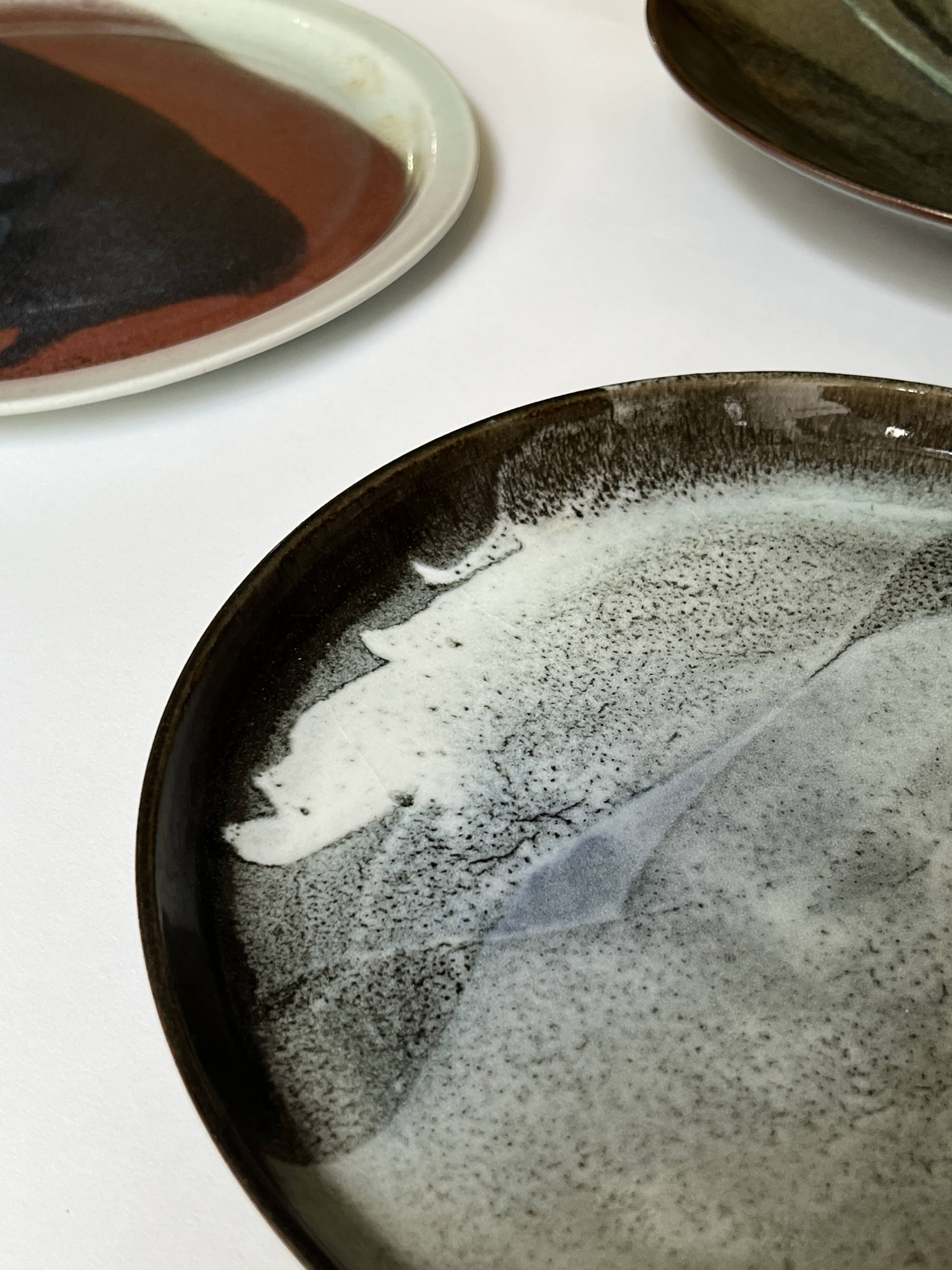 Grand plat en céramique émaillée fait main et signé PM, France 1970