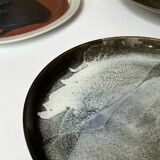 Grand plat en céramique émaillée fait main et signé PM, France 1970