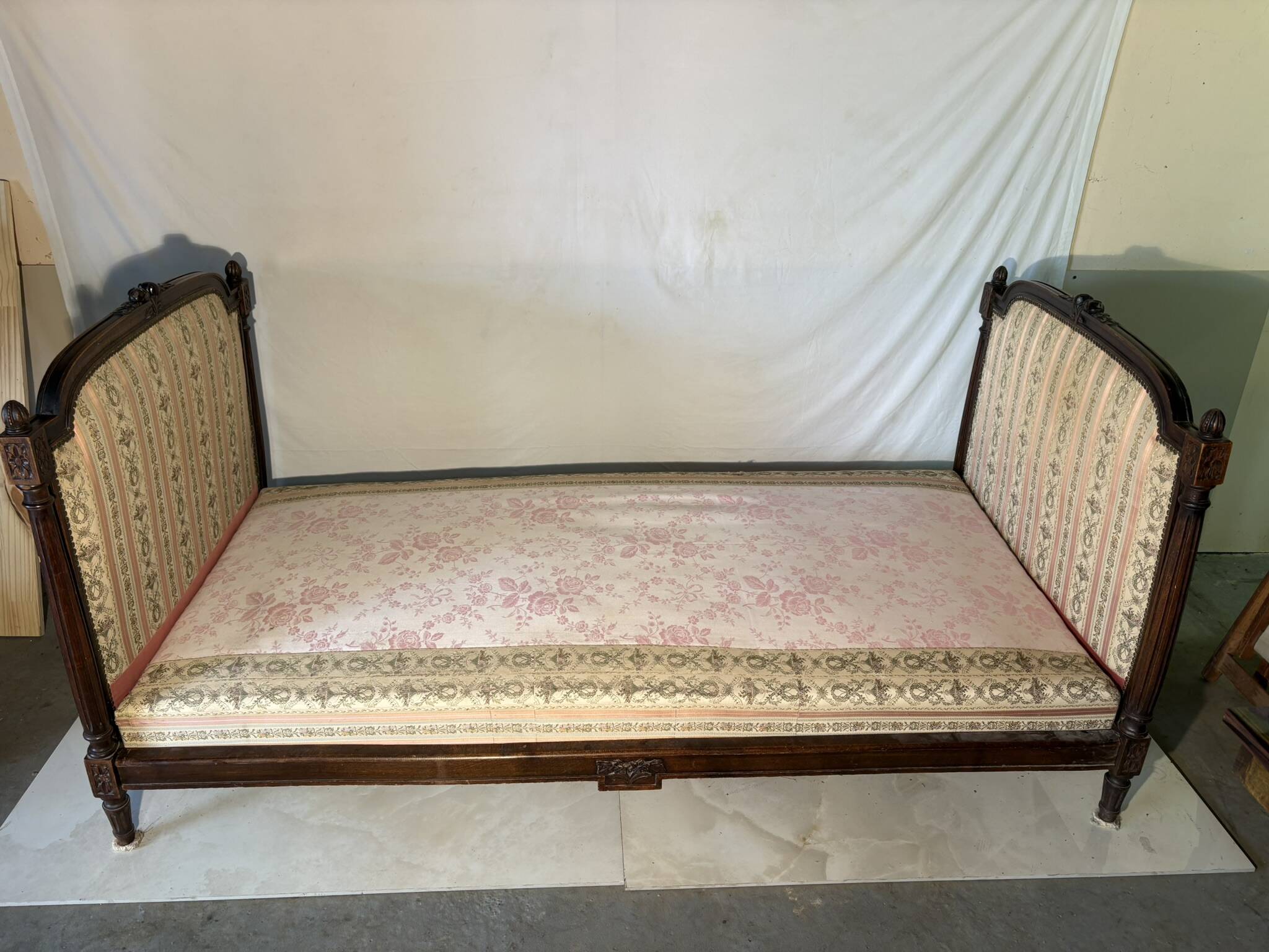 Antique Louis XVI style daybed in carved wood and patterned fabric