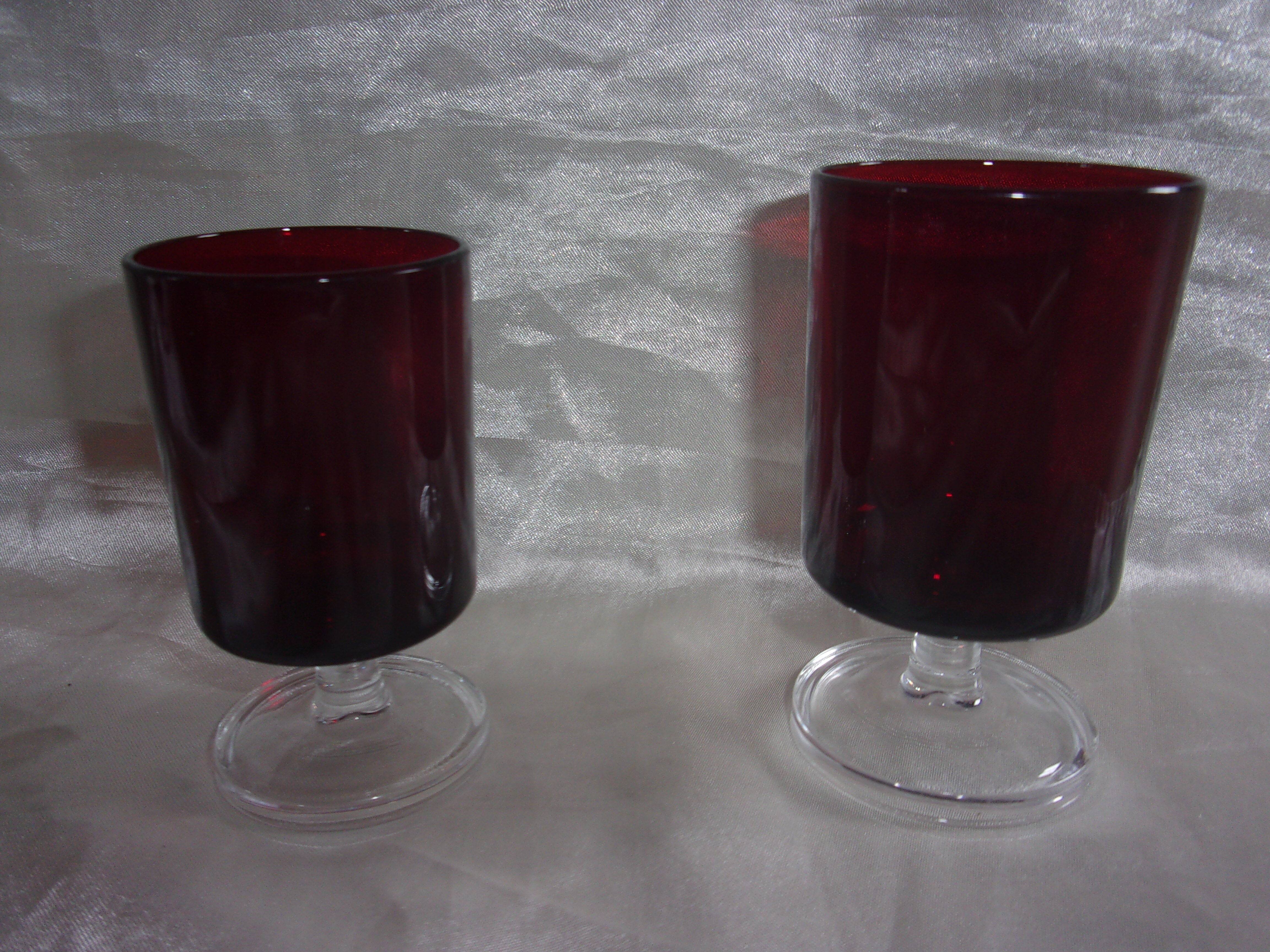 Set of 15 stemmed glasses year 70