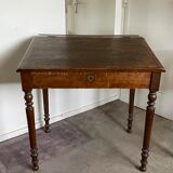 Écritoire/ bureau en bois avec plateau relevable.