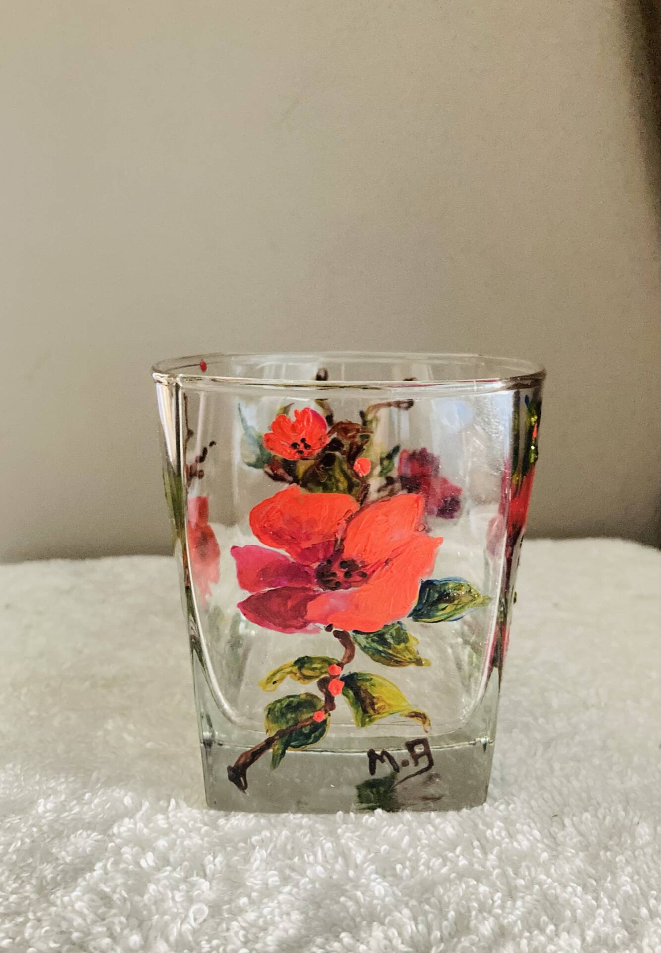 Unique whisky glass with a poppy design, handmade and signed by M.B.