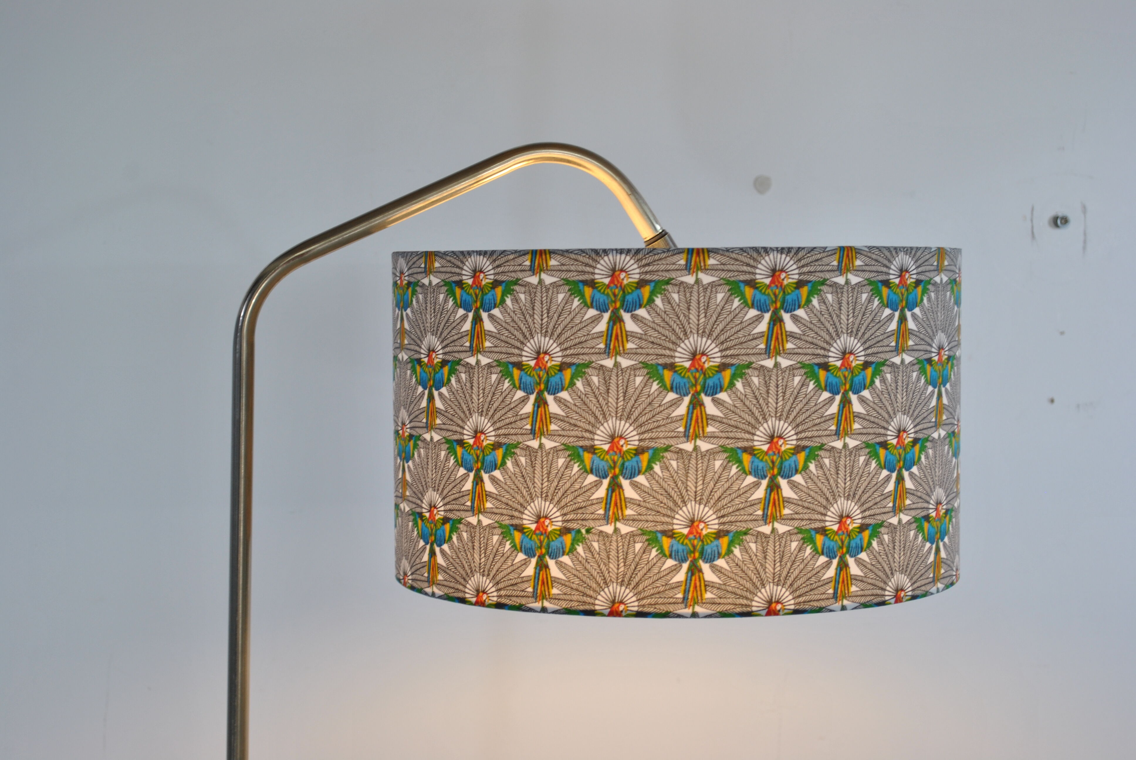 Smooth floor lamp magazine holder