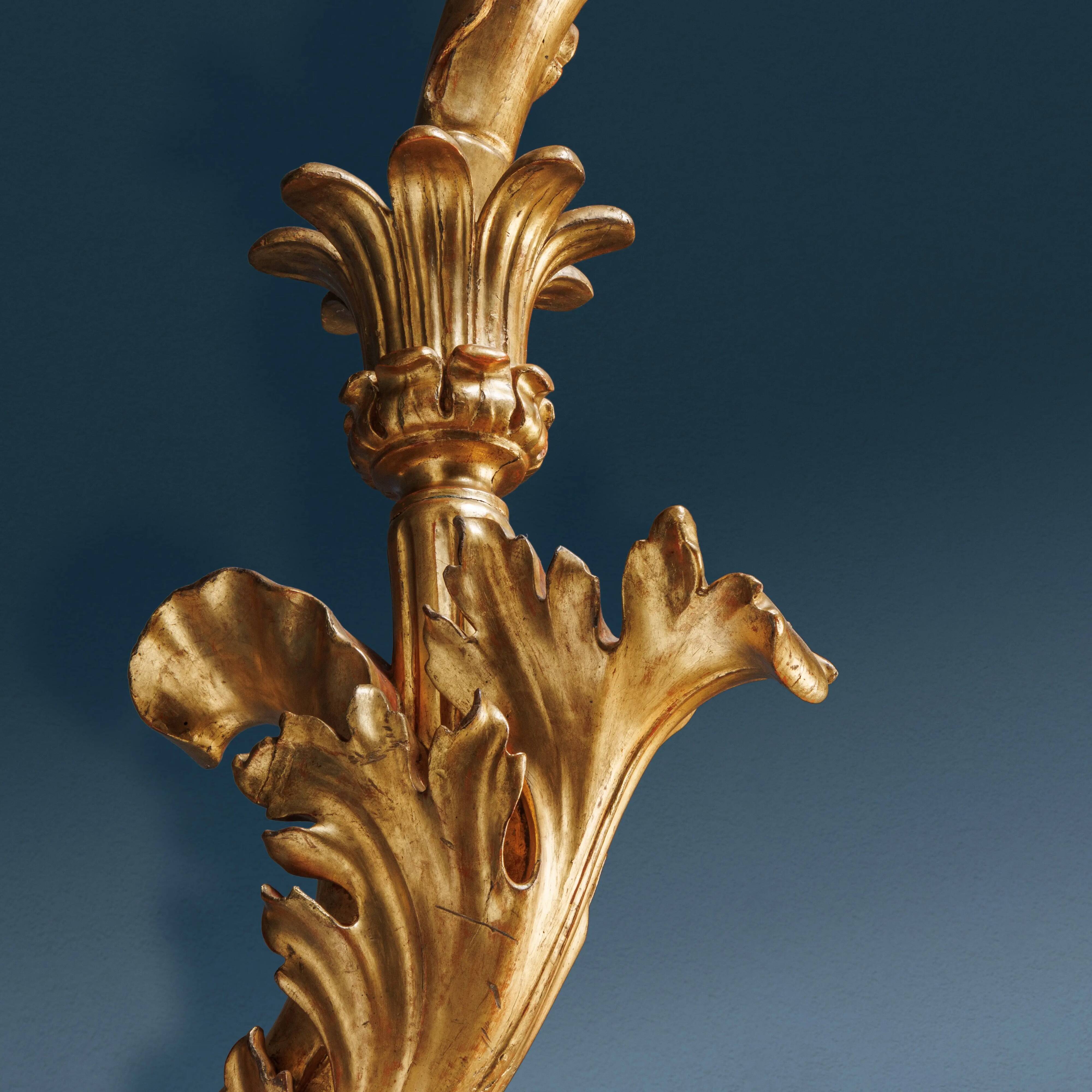 Paire de supports de lanternes baroques anciens en bois doré, Italie, XVIII Century