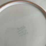 Petit plat blanc faïence sculpté