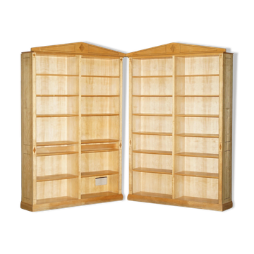 Paire de grandes bibliothèques ouvertes en bouleau satiné et noyer, hauteur 2,5 m