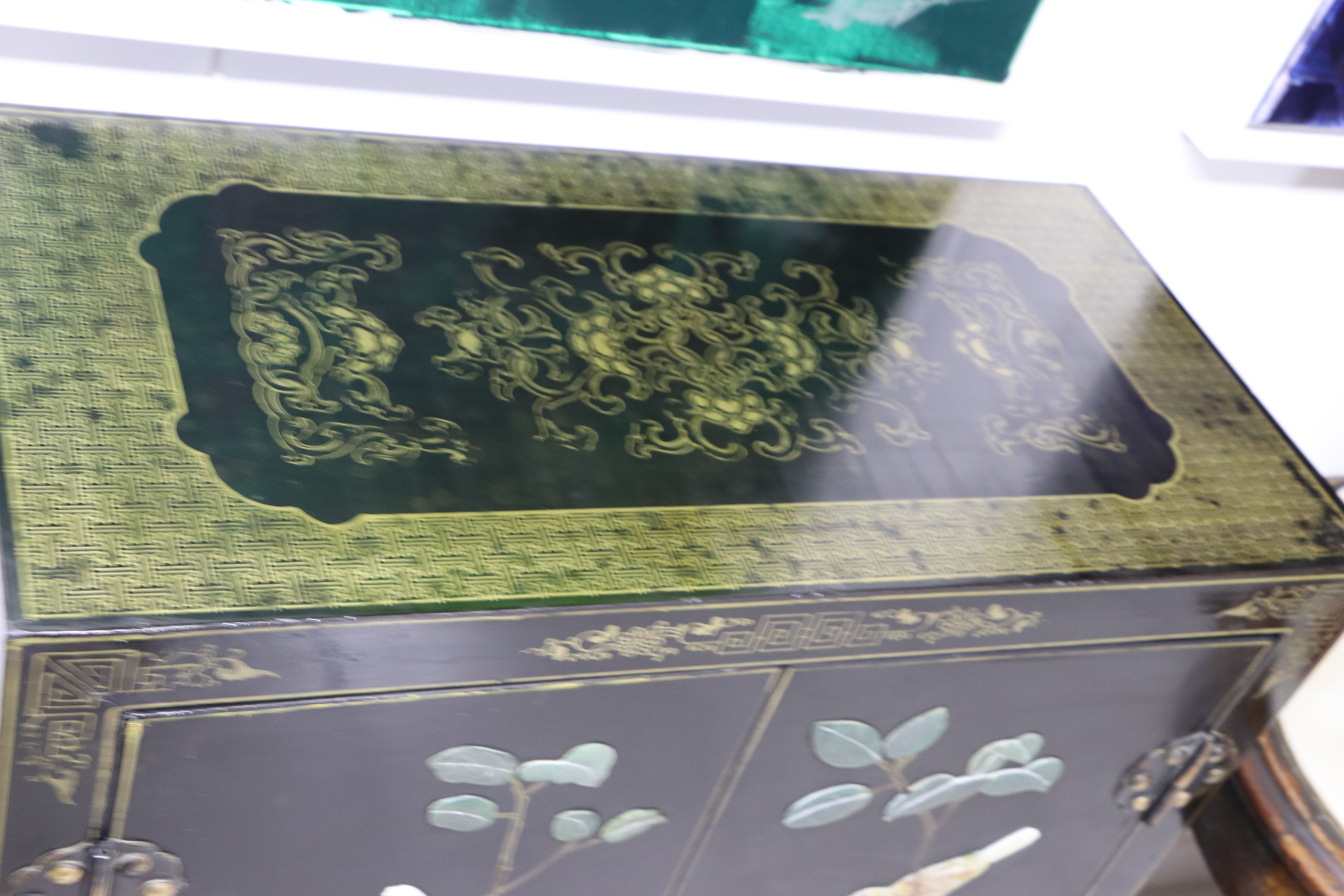 Chinese black laqué buffet 2 doors semi-precious stones on 3 sides