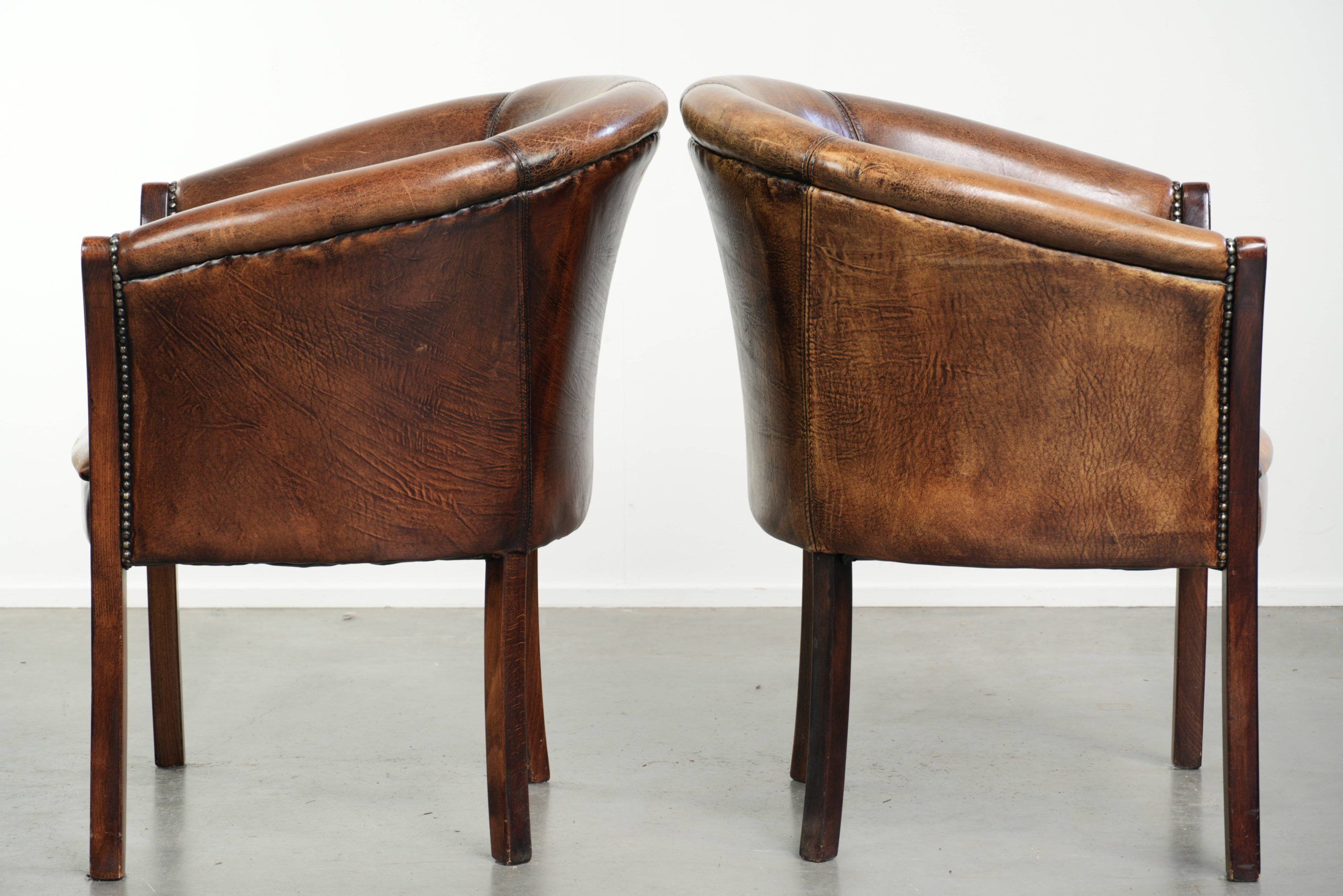 Ensemble de deux fauteuils en peau de mouton / fauteuils tubulaires avec une belle patine.