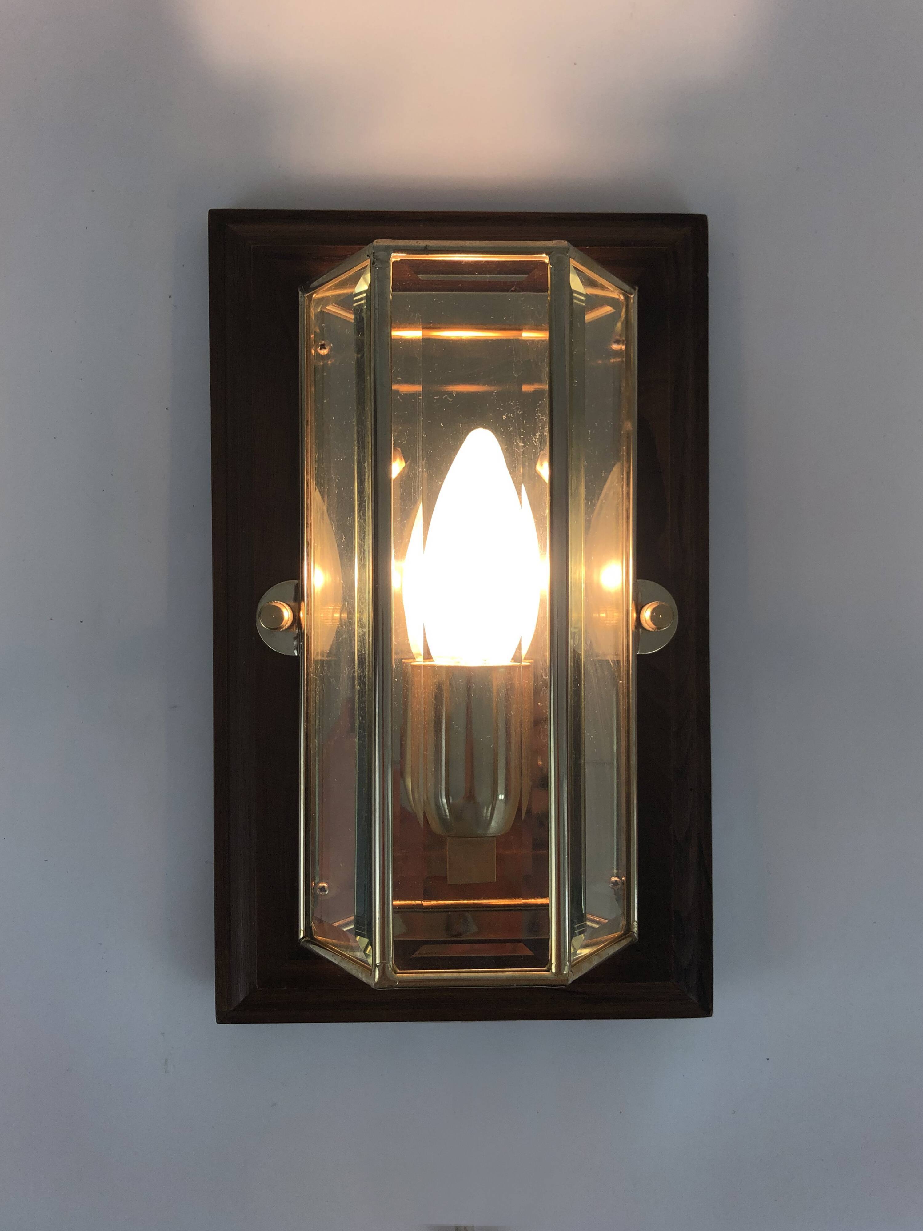 Paire d'appliques murales Sothis, structure bois, laiton et 3 faces en verre biseauté