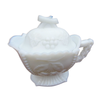 Teapot, pourer in white opaline, late 19th century