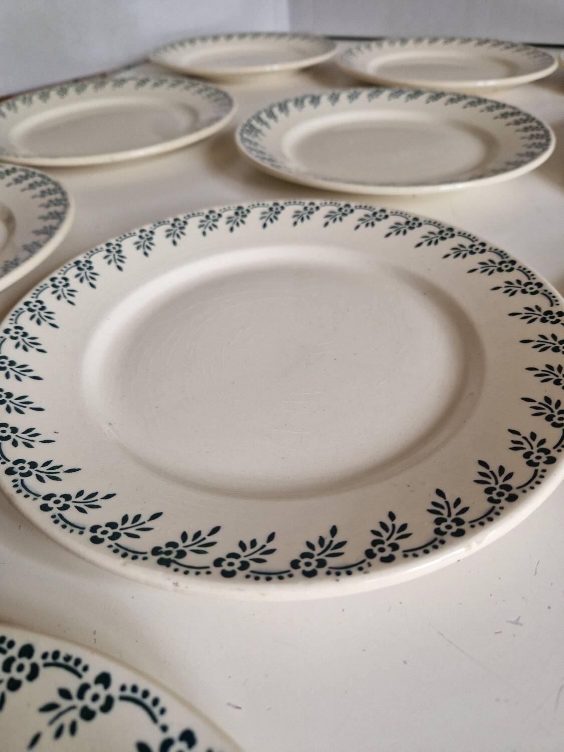 12 assiettes plates Choisy le Roi en terre de fer modèle 1212