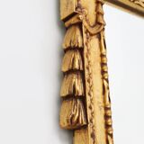 Miroir mural en bois sculpté et doré, très décoré, Belgique vers 1950