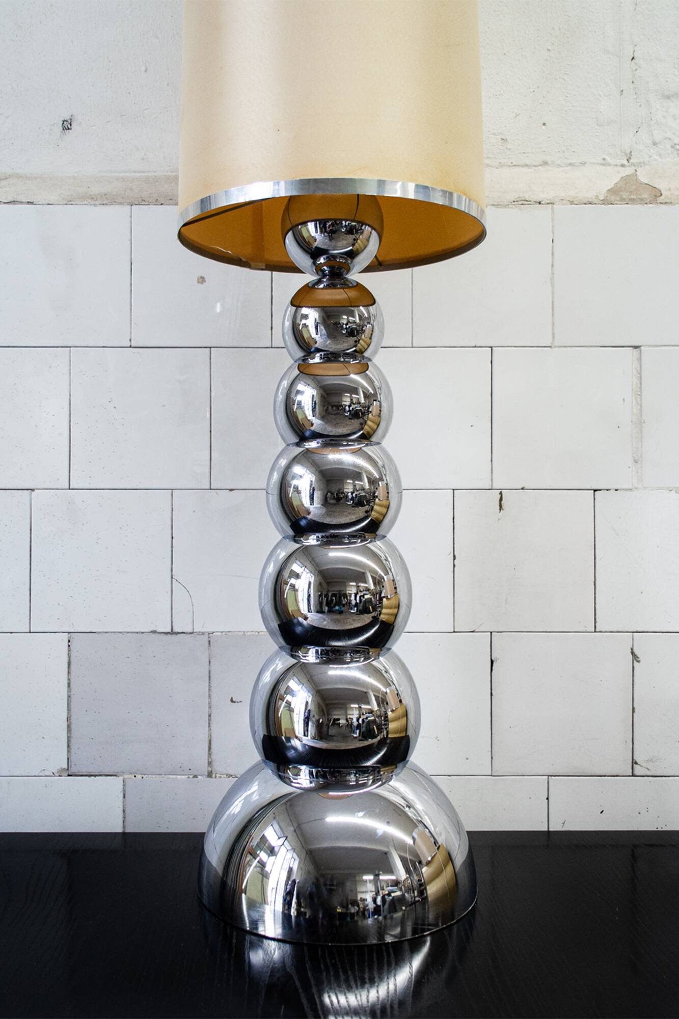 Lampada da terra con base in acciaio cromato di Reggiani, anni '70