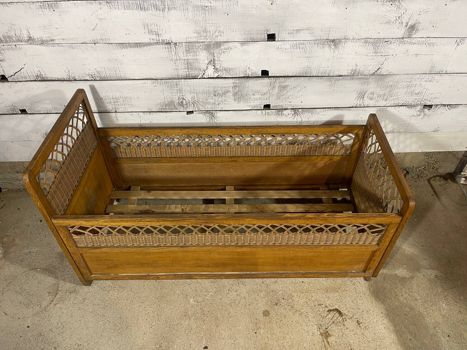 Children's bed in wood and wicker from the 50s and 60s