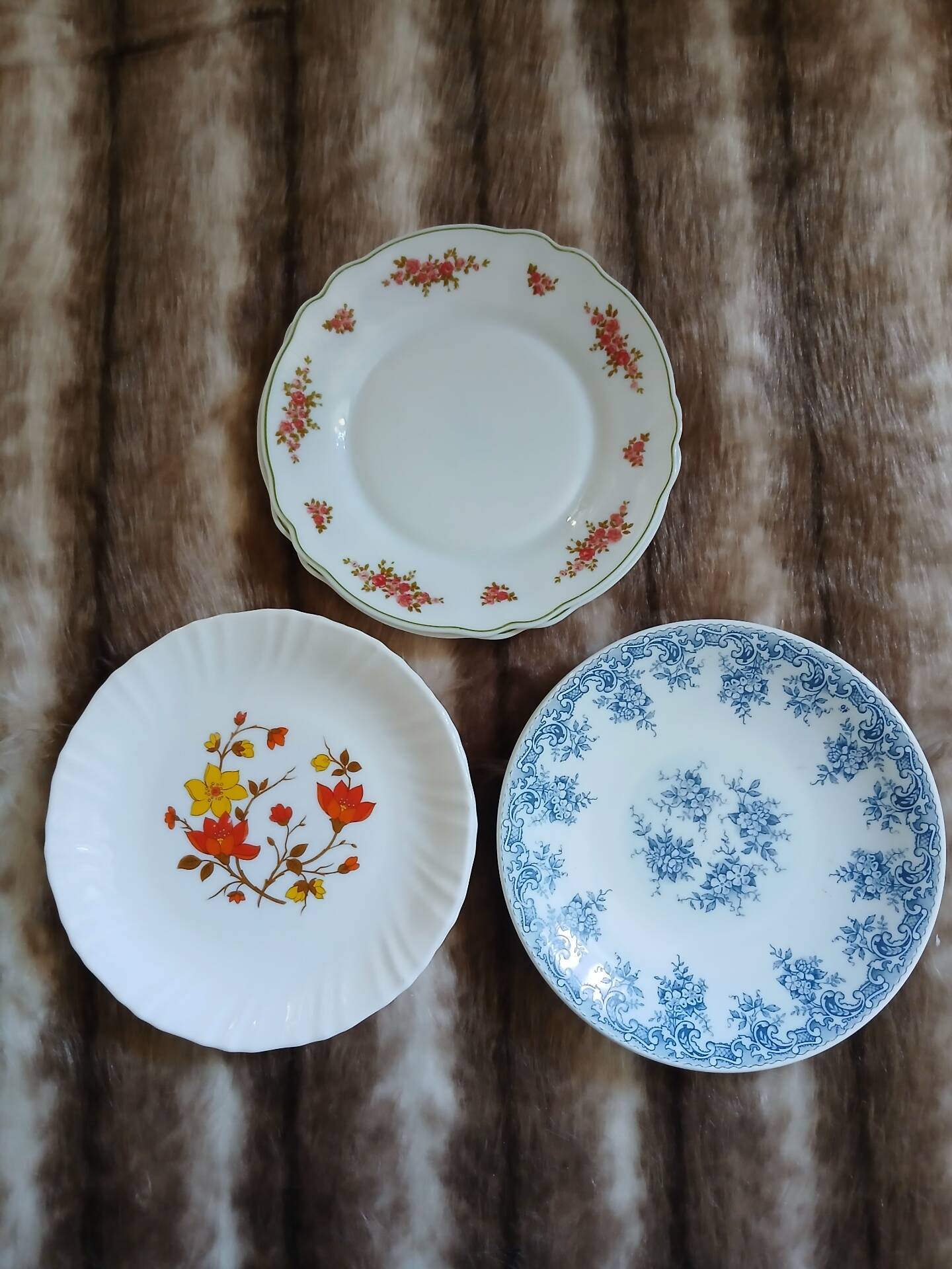 6 vintage dessert plates in Arcopal