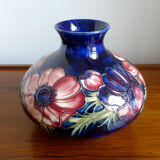 Vase signed Walter Moorcroft cobalt anemone pattern, 1953