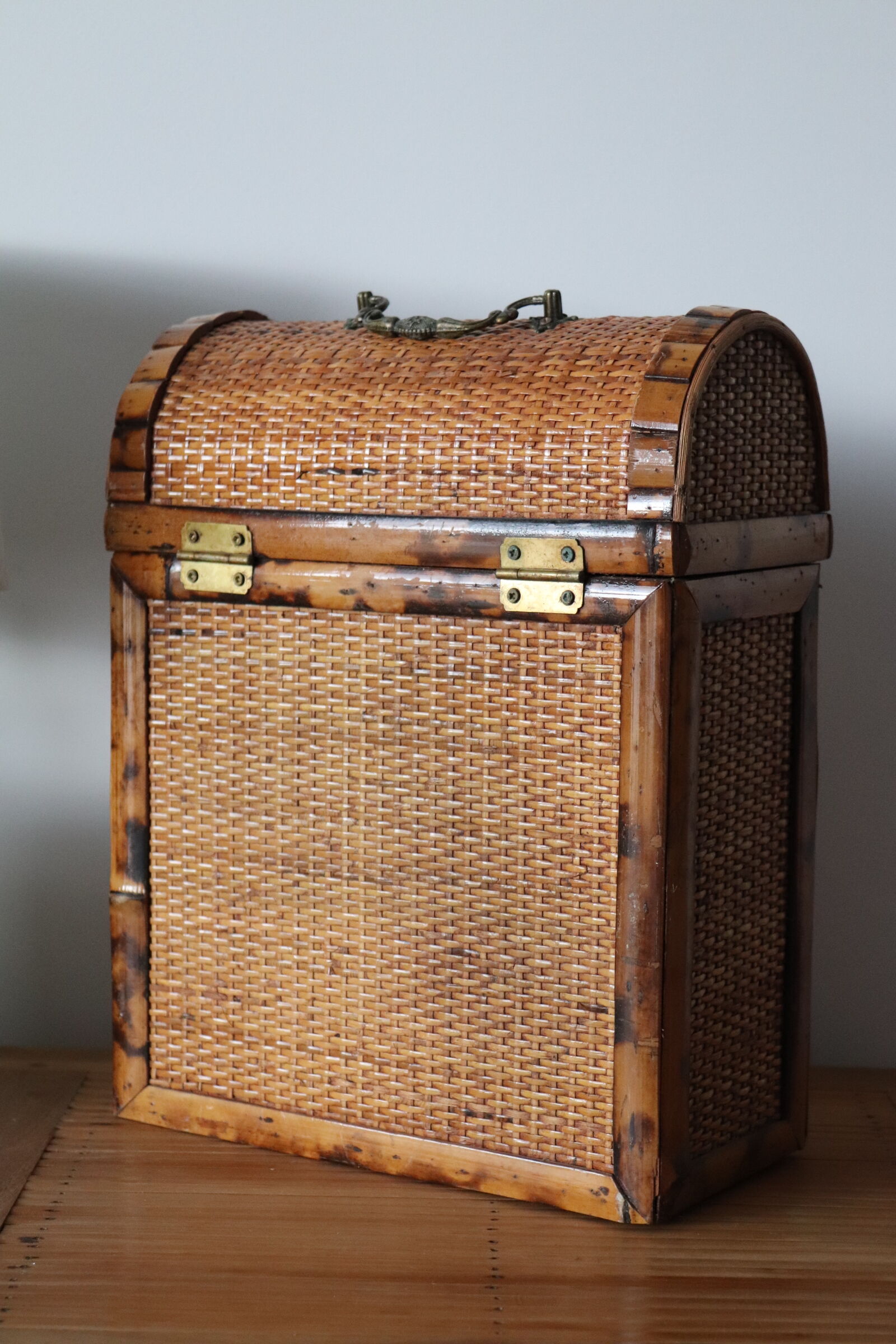 Wicker bottle basket and bamboo
