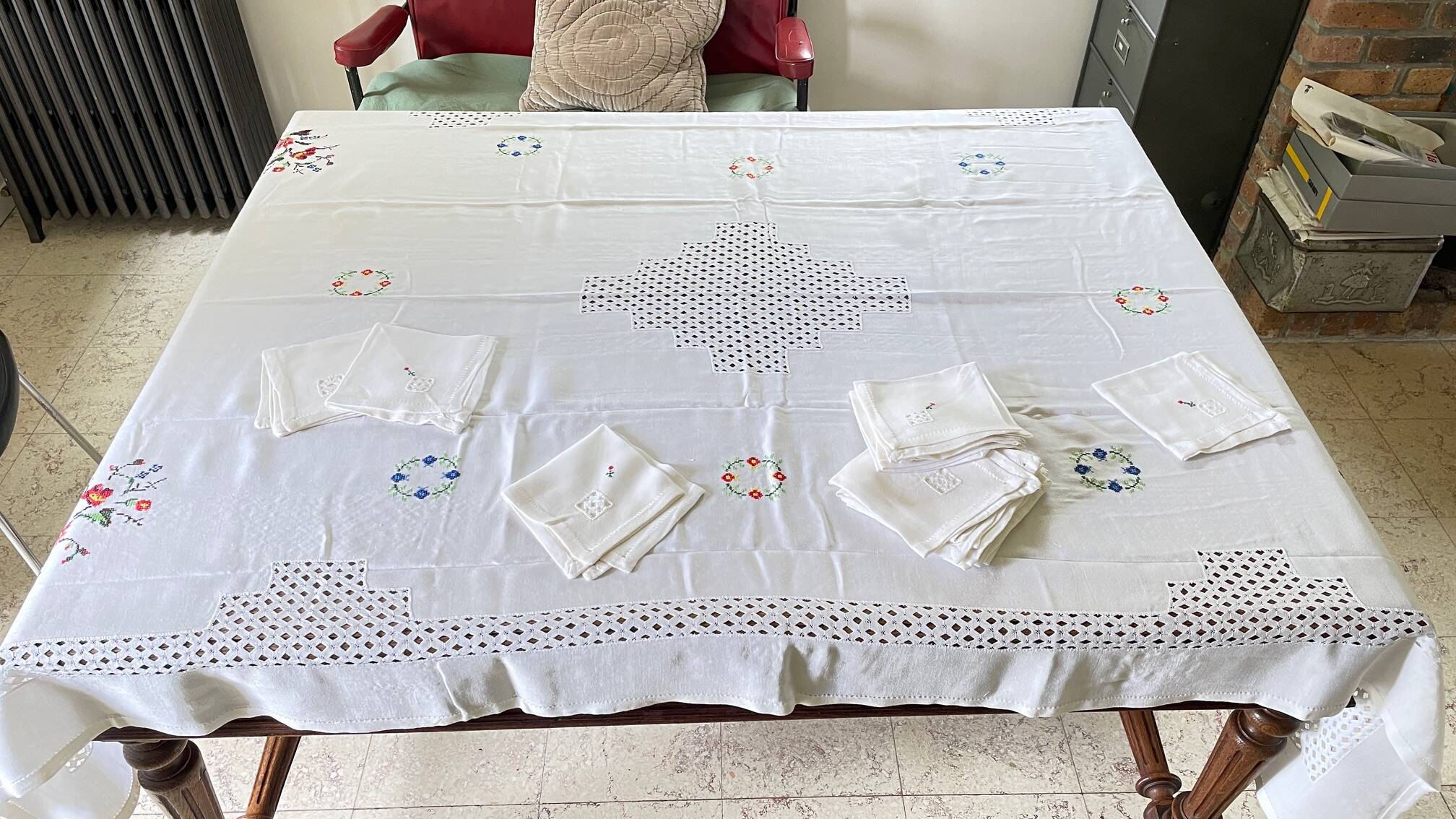 Embroidered tablecloth + 12 vintage napkins
