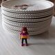 Lot de seize assiettes plates