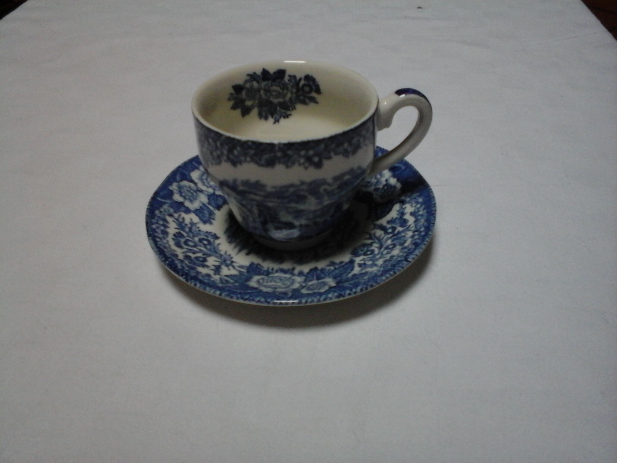 Assortment of 3 blue cups