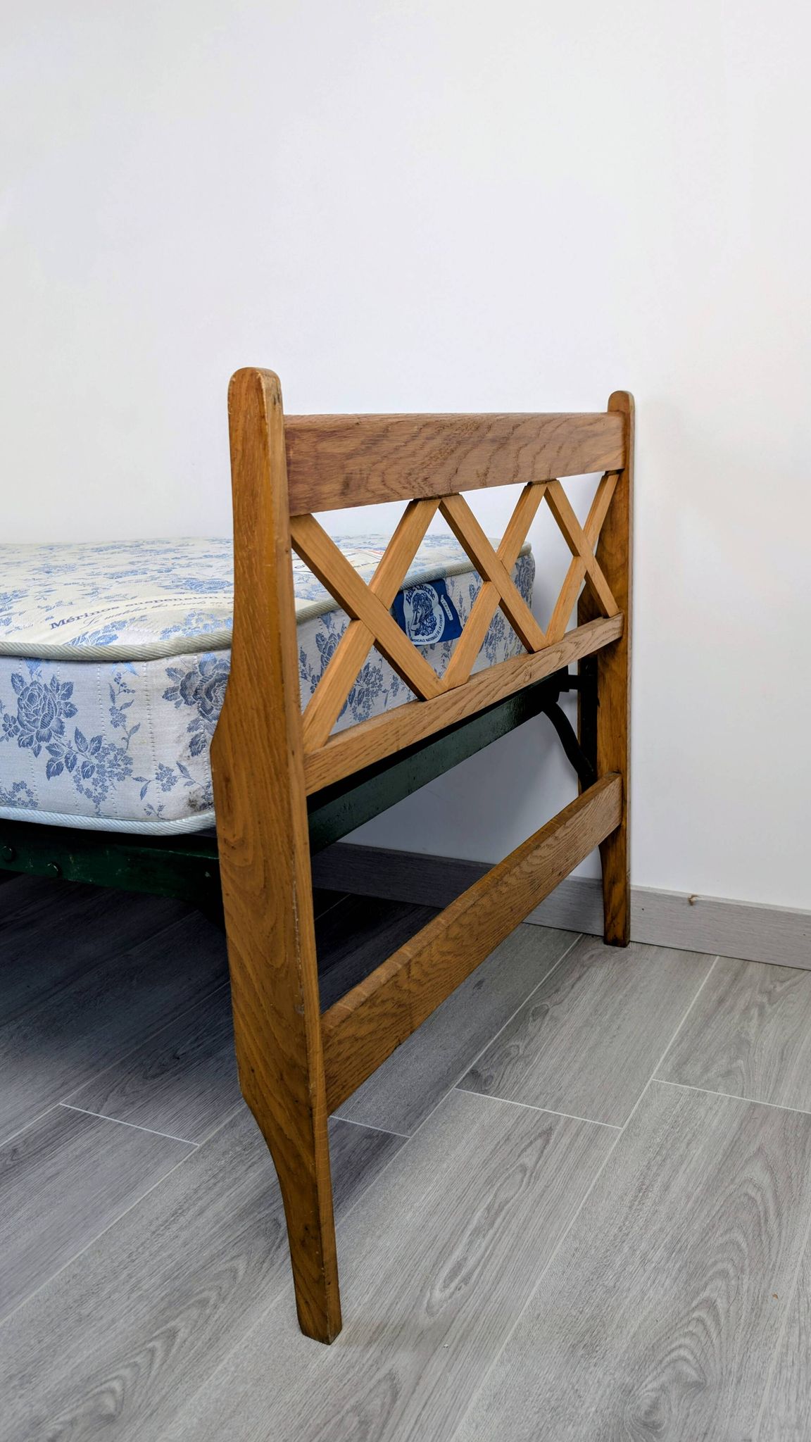 Vintage folding bed – wood and metal – 206 cm – rustic charm and practicality