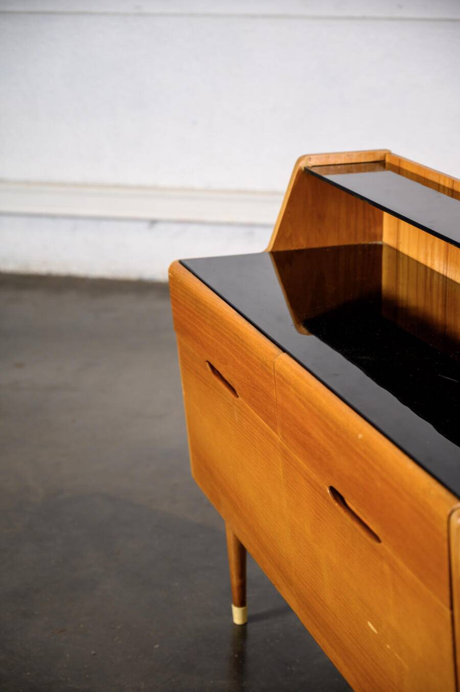 Black plateau chest of drawers