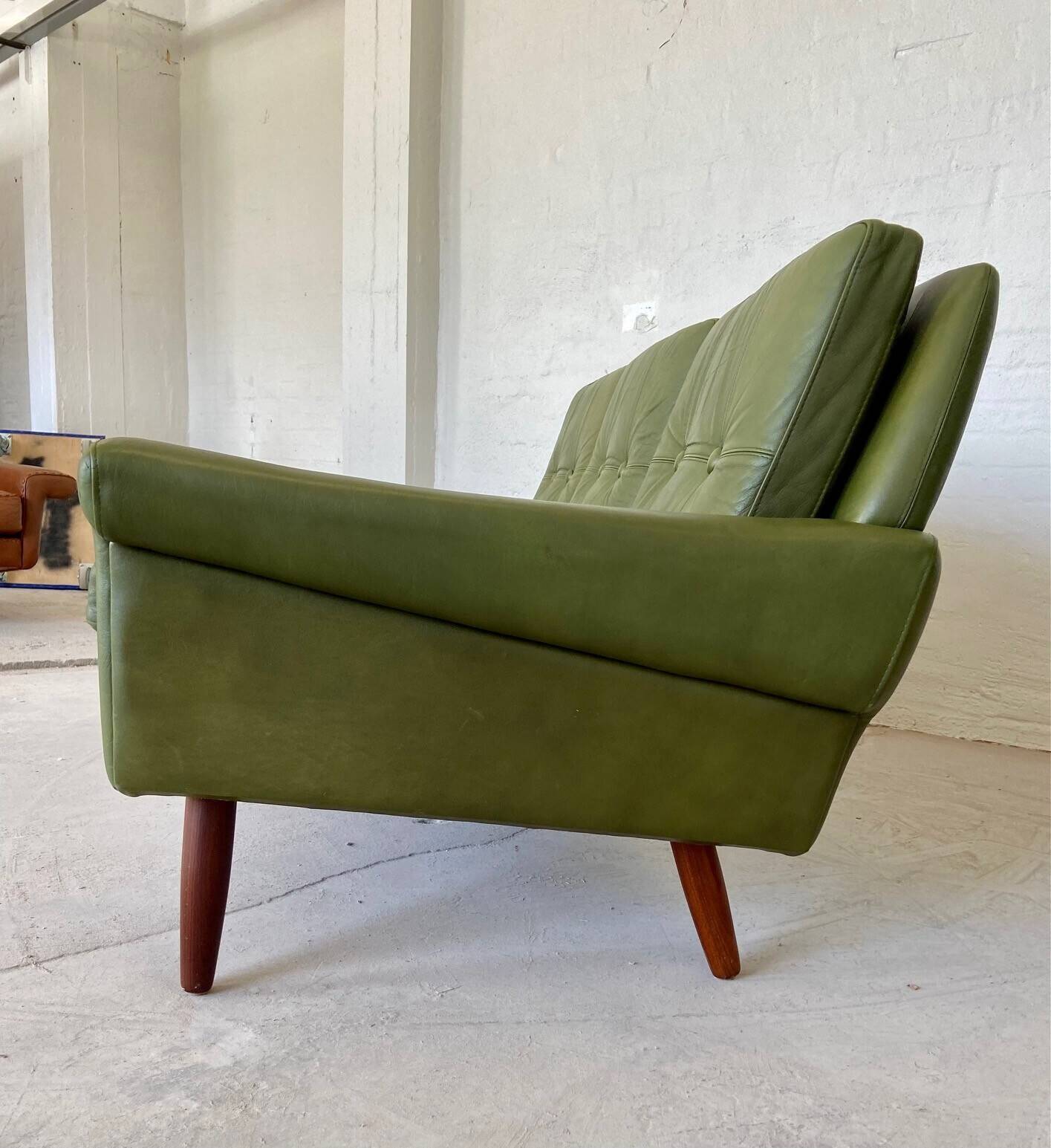 Canapé 3 places Svend Skipper vintage danois rétro en cuir vert olive