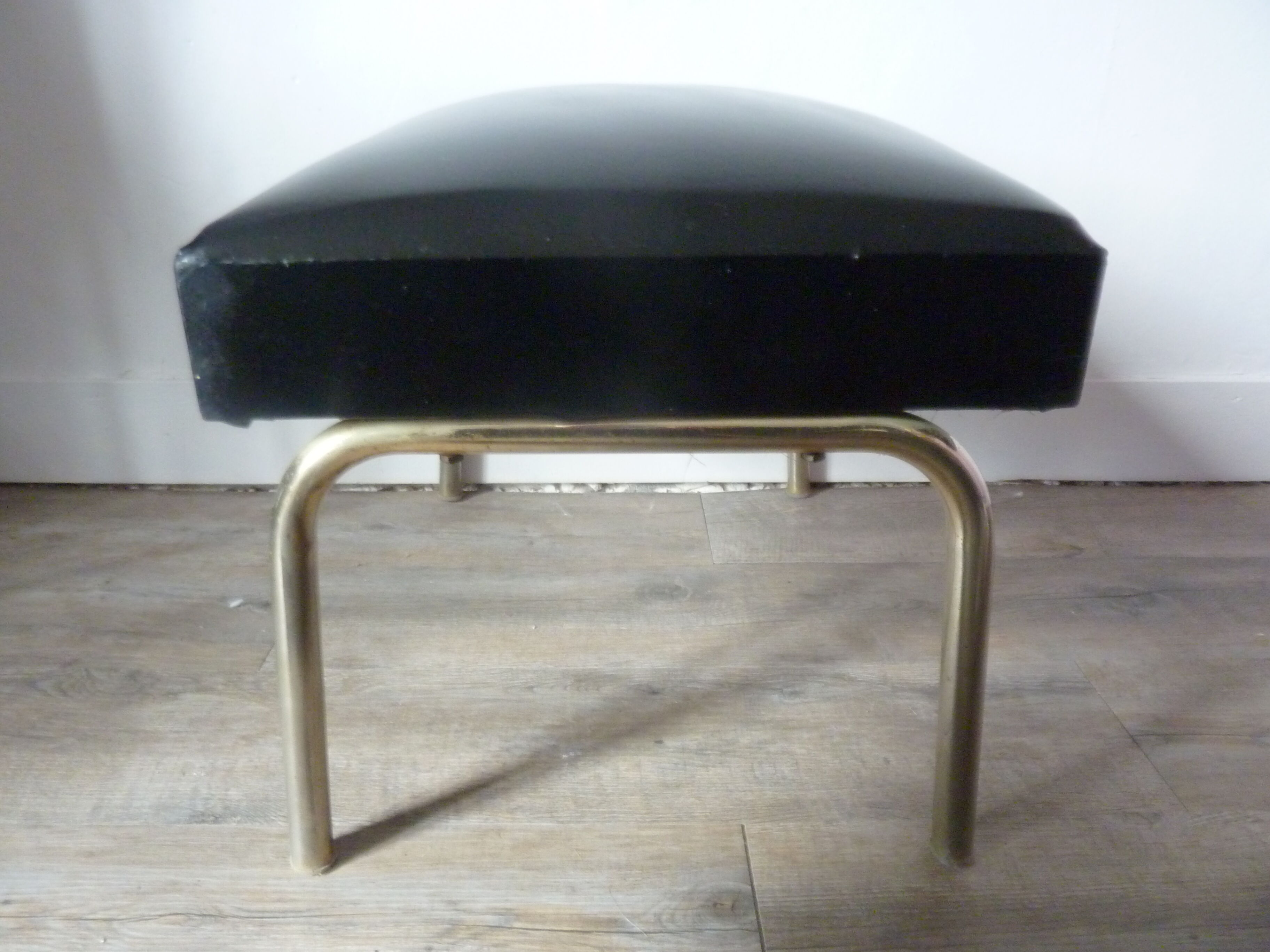 Ottoman foot rest in chrome and black leatherette of the 1950s