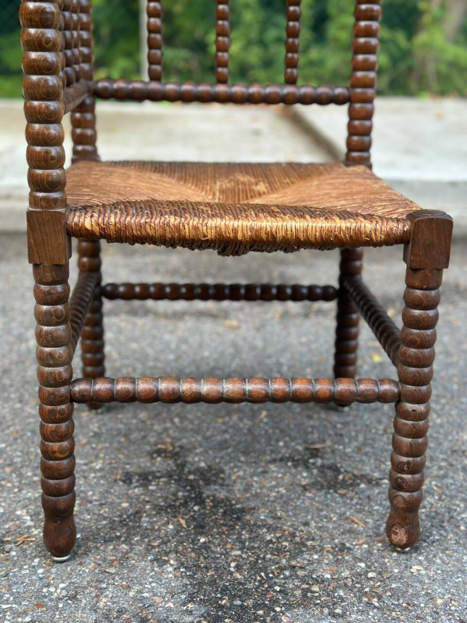 Brutalist corner chair in turned wood with straw bobbins, 1960.