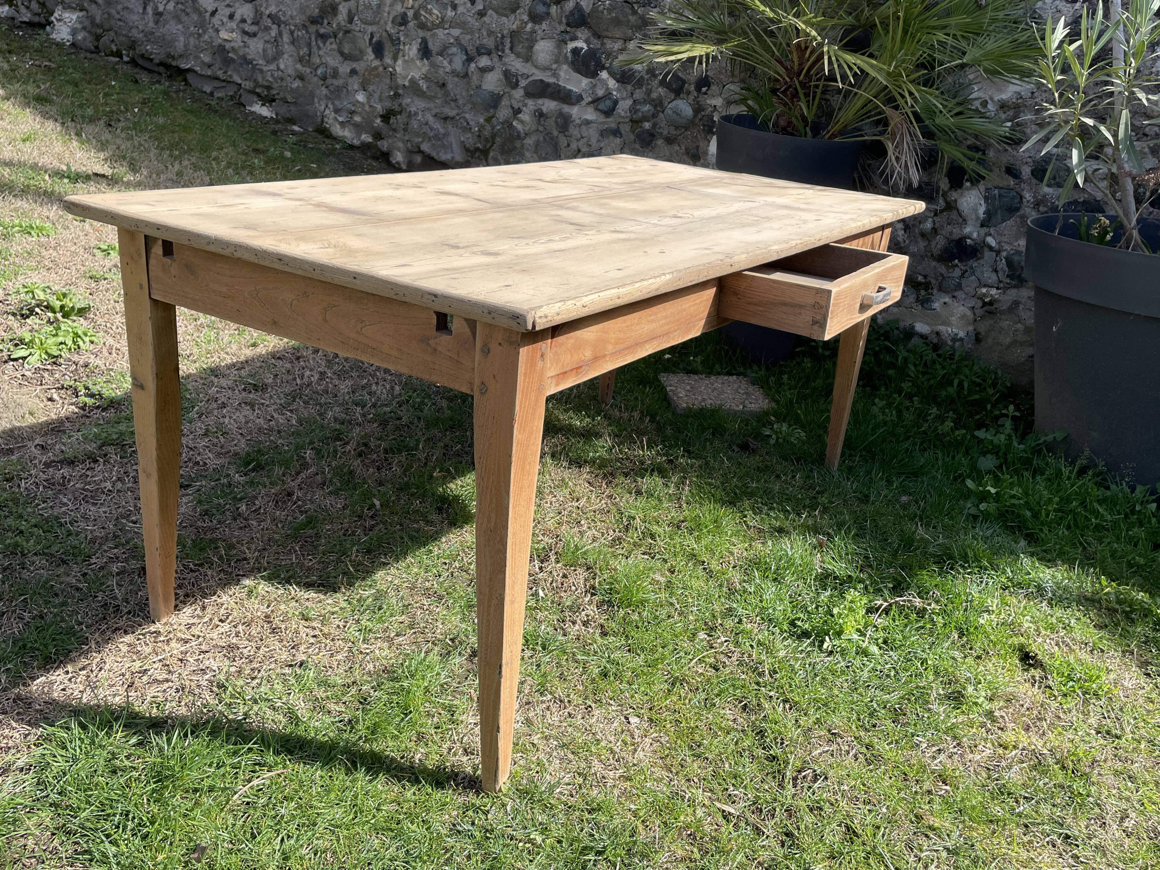 Farmhouse table with spindle legs