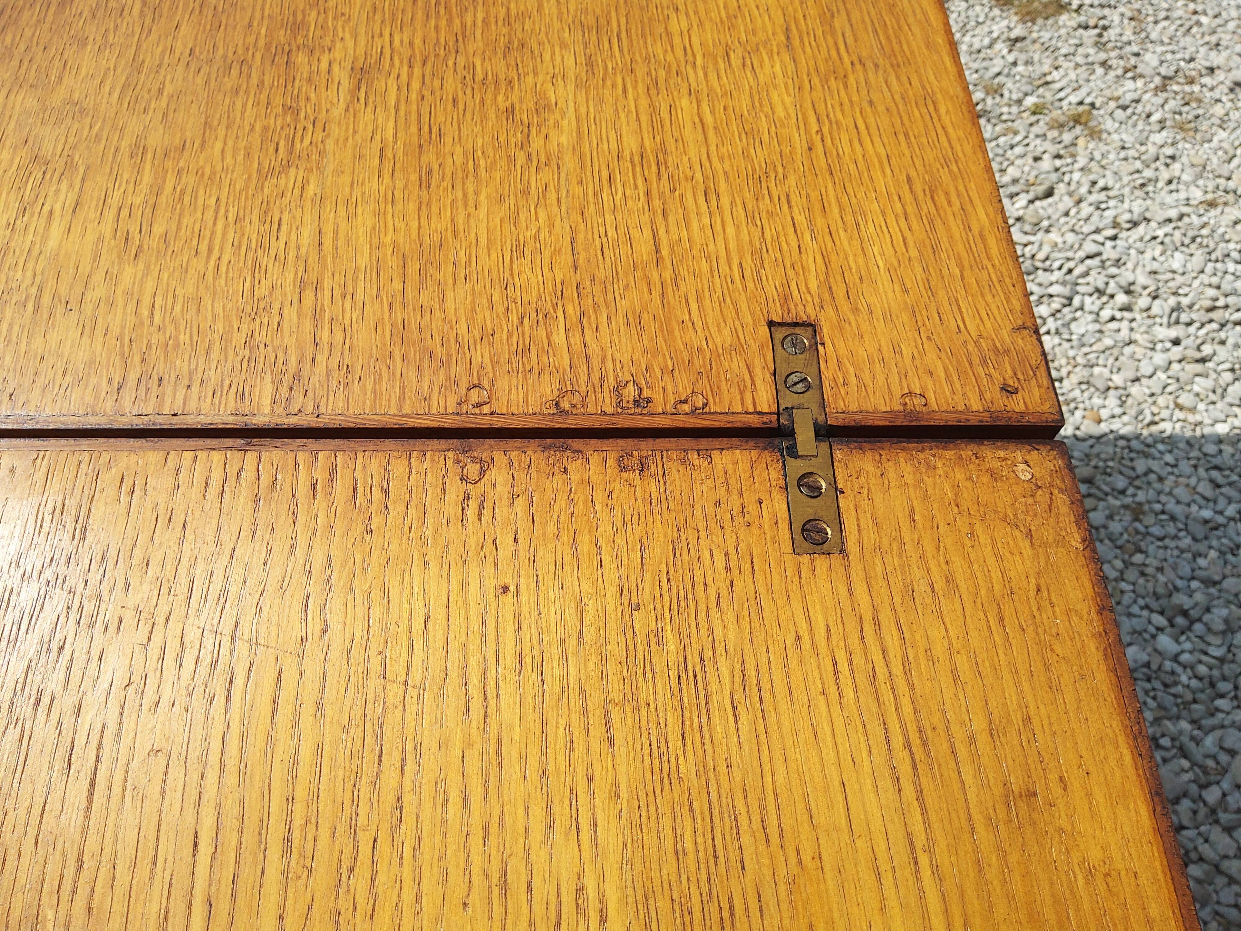 Extendable table with compass legs