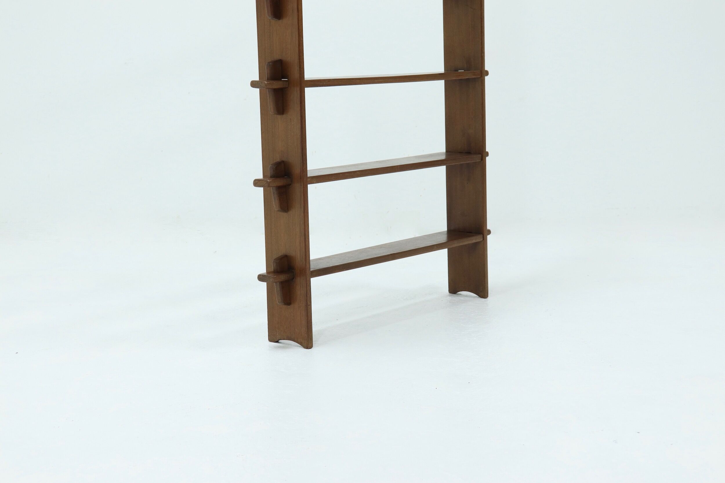 Constructivist wooden standing shelf from the 1960s