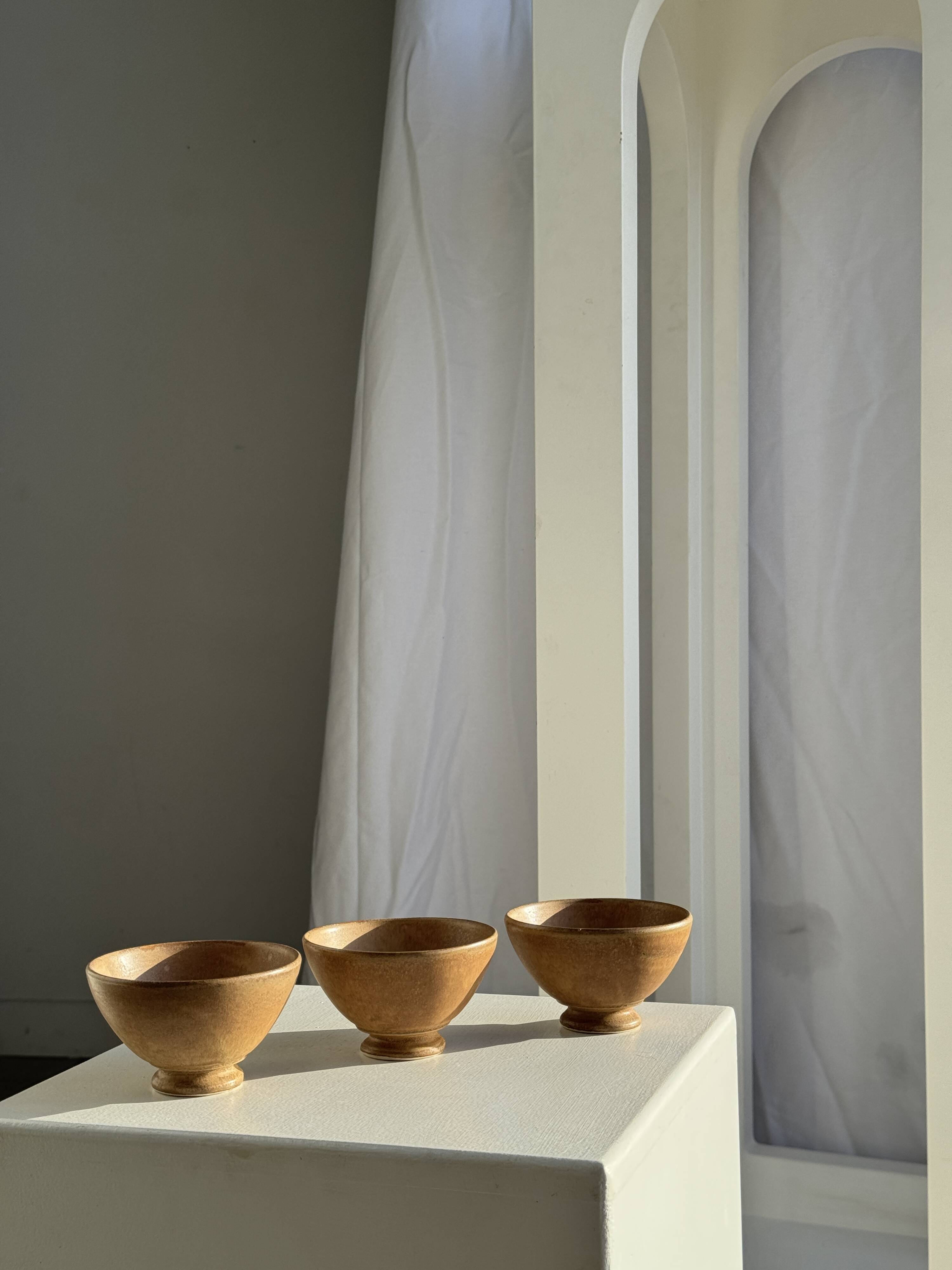 Set of 3 vintage mini bowls on foot, stoneware on pedestal H9 D10.