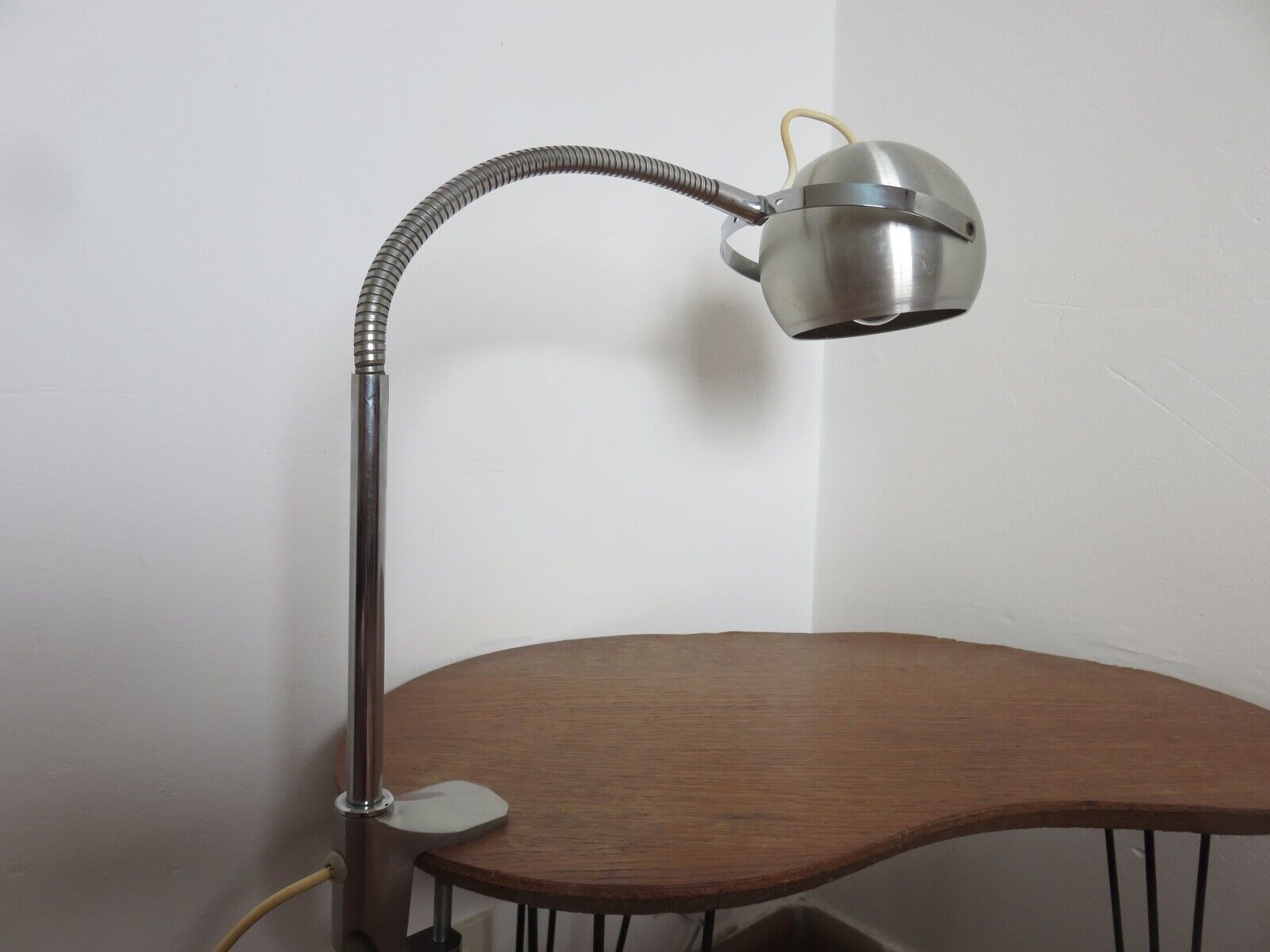 Walking eye ball lamp, nomadic, on vice 1970