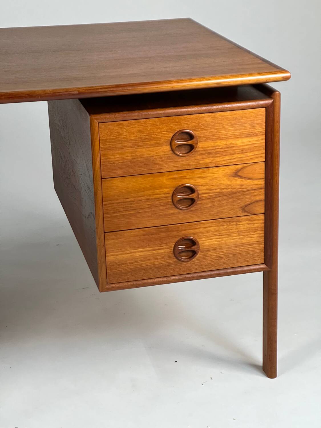 Bureau en teck design danois autoportant Gasvig Møbler vintage milieu du siècle