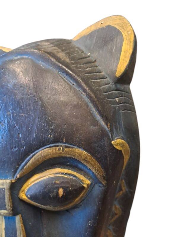 Masque africain en bois sculpté bleu et doré, oreilles de lion