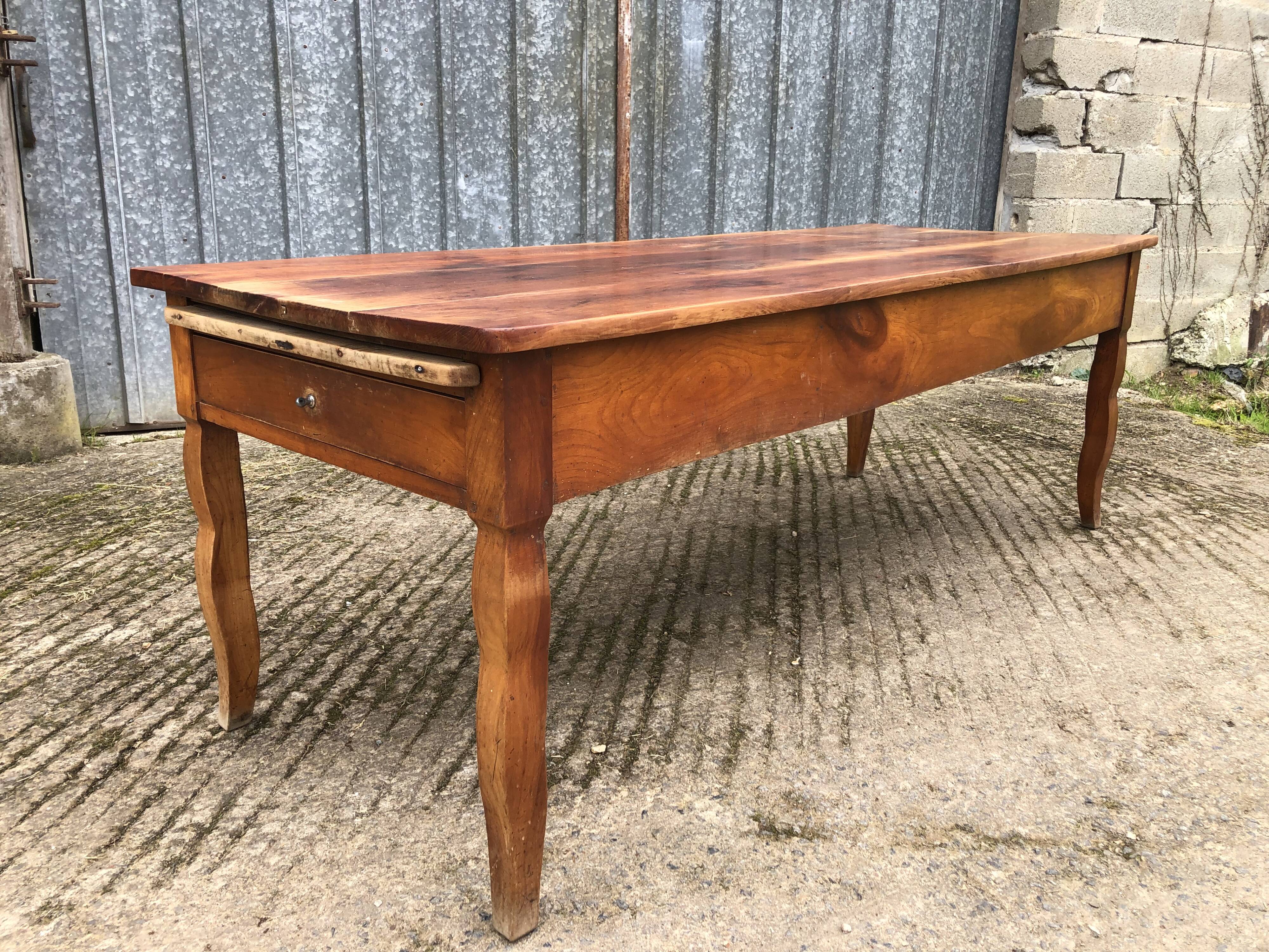 Table de ferme ancienne en cerisier massif avec 2 tiroirs et une tirette