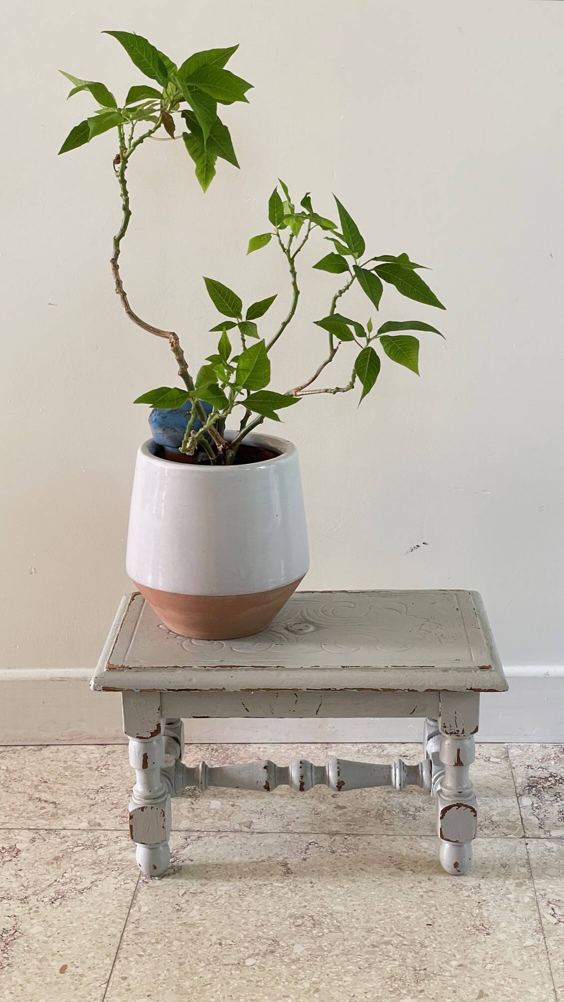 Tabouret vintage gris perle patiné