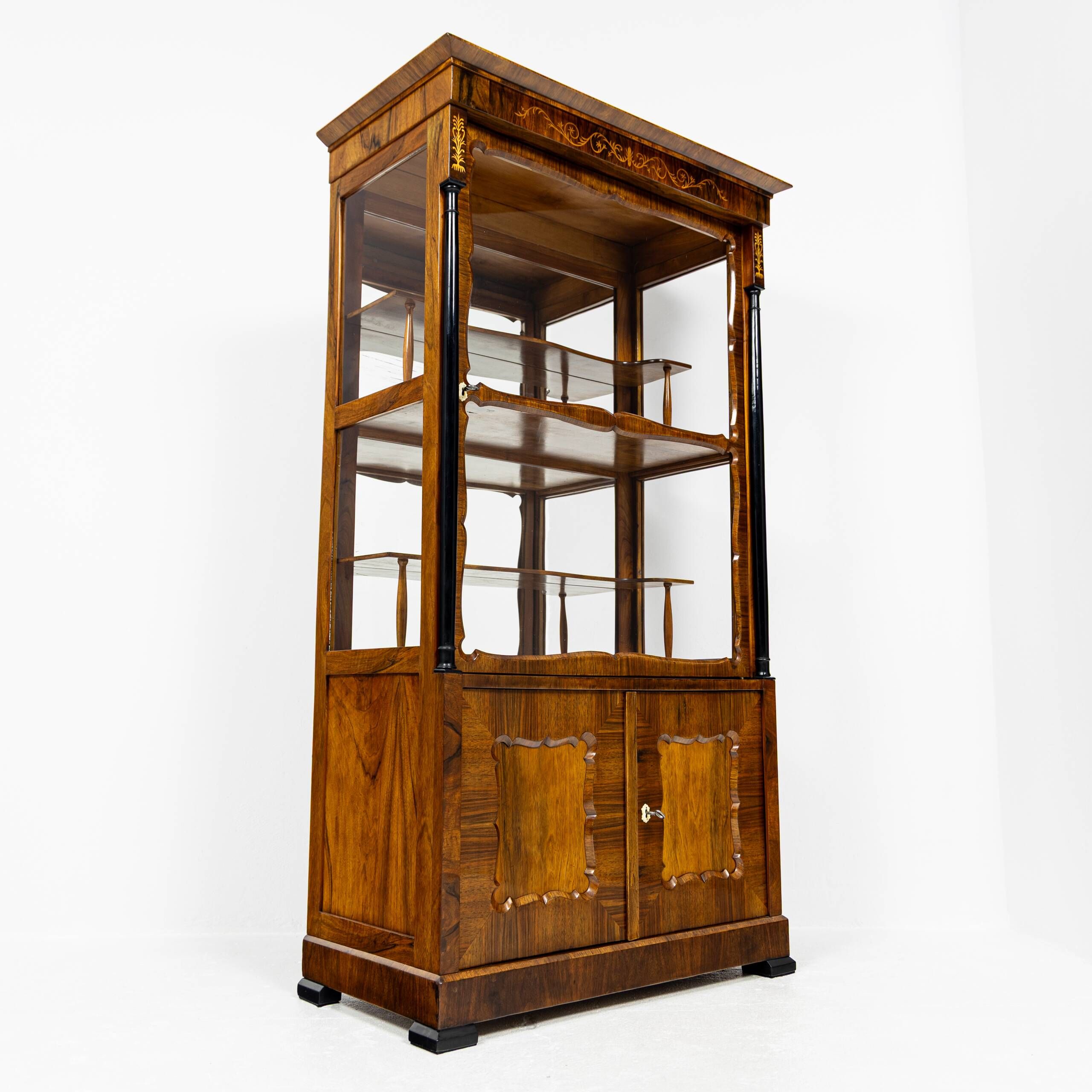 Small Biedermeier / Louis-Philippe display cabinet in walnut and birch 1840-1860