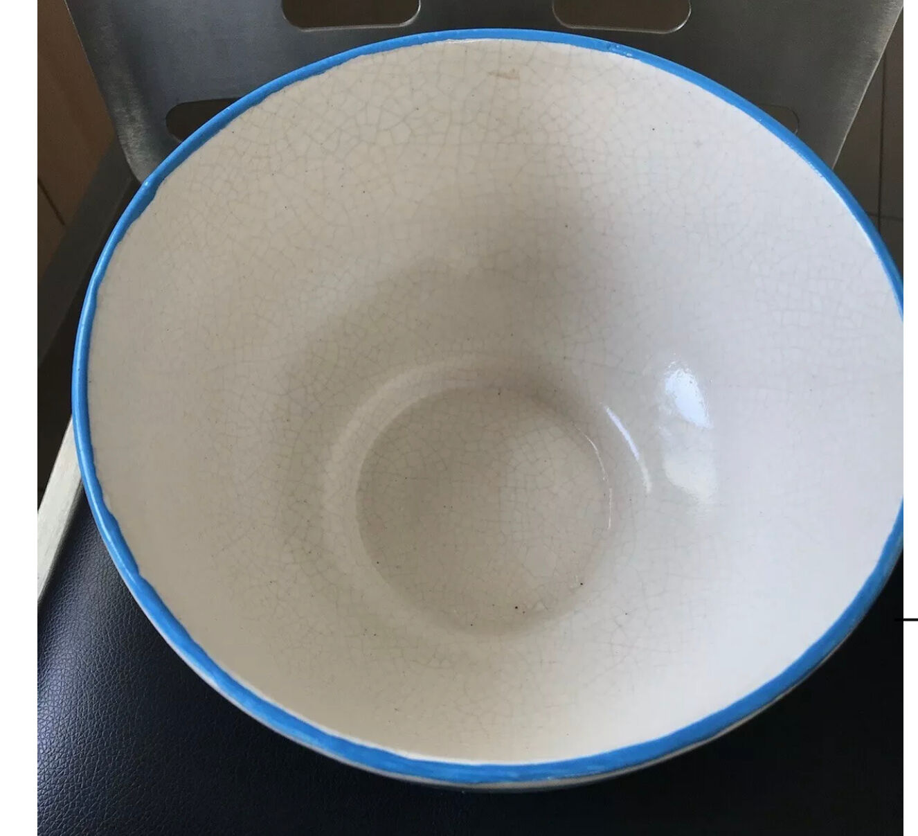 Plat coupe ancien en céramique craquelé à décor de peinture bleu