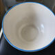 Plat coupe ancien en céramique craquelé à décor de peinture bleu