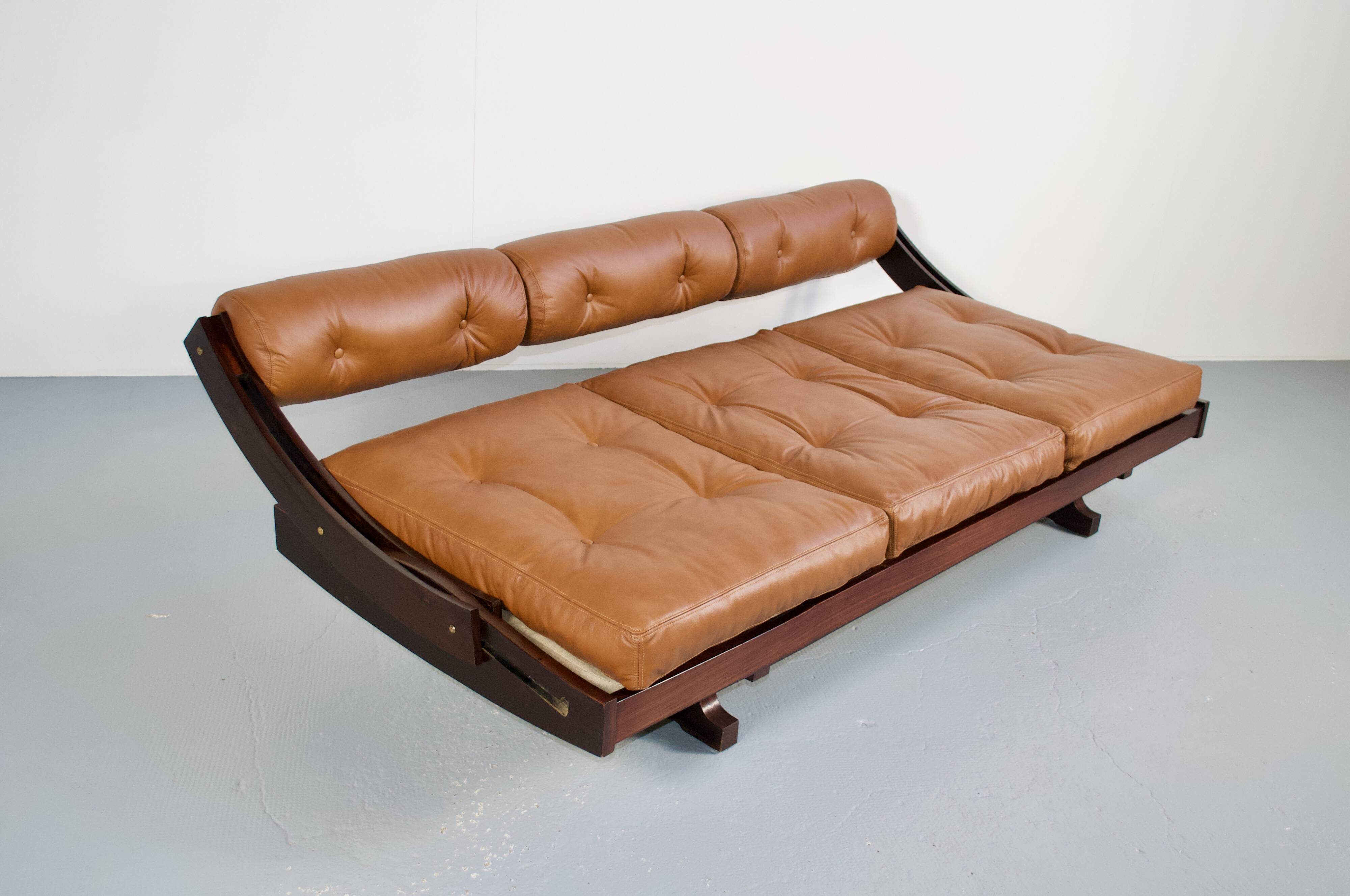 Canapé 3 places gs 195 cuir et palissandre gianni songia 1963 sormani éditeur