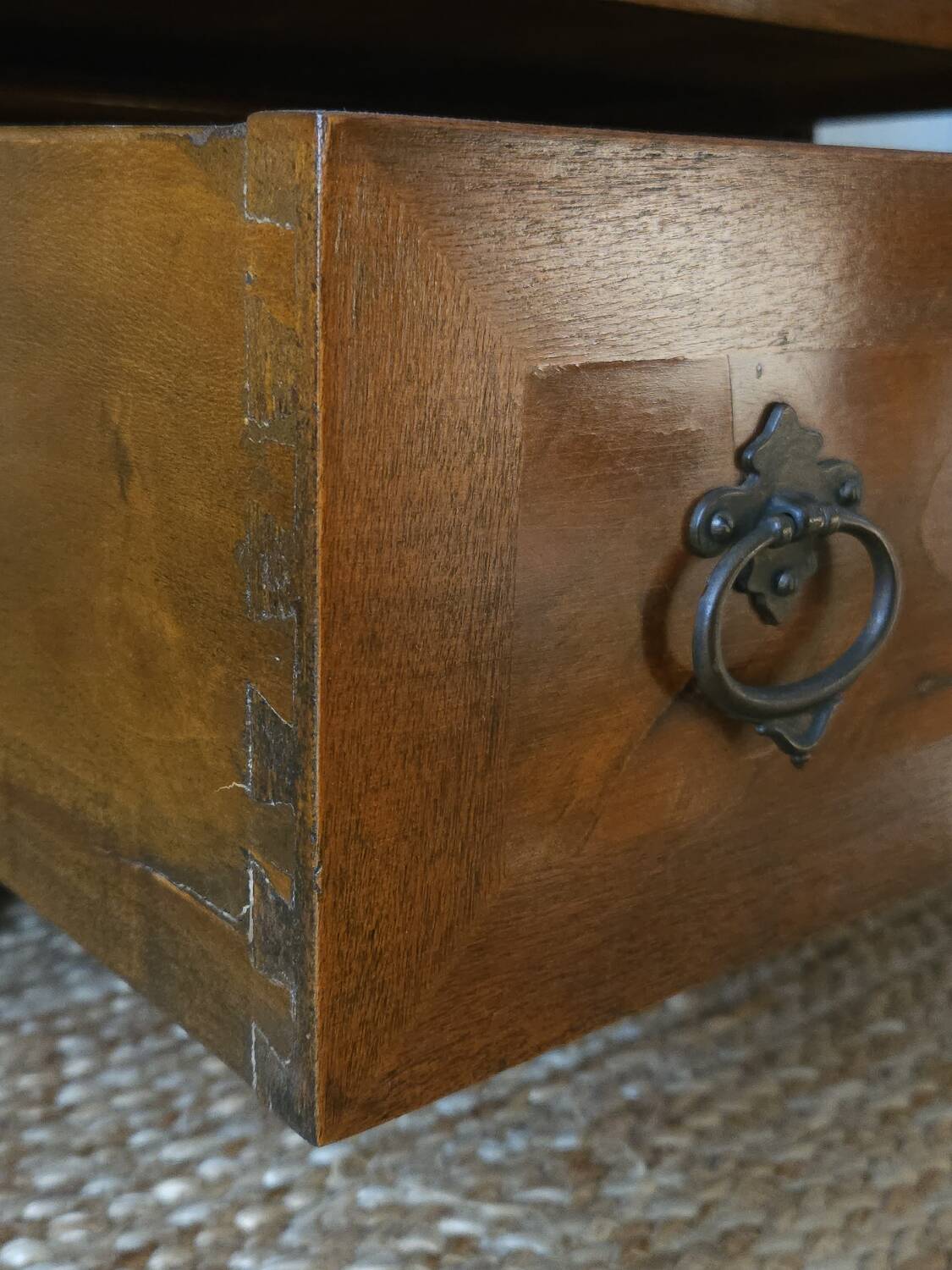 Sloped walnut secretary from the 20th century.