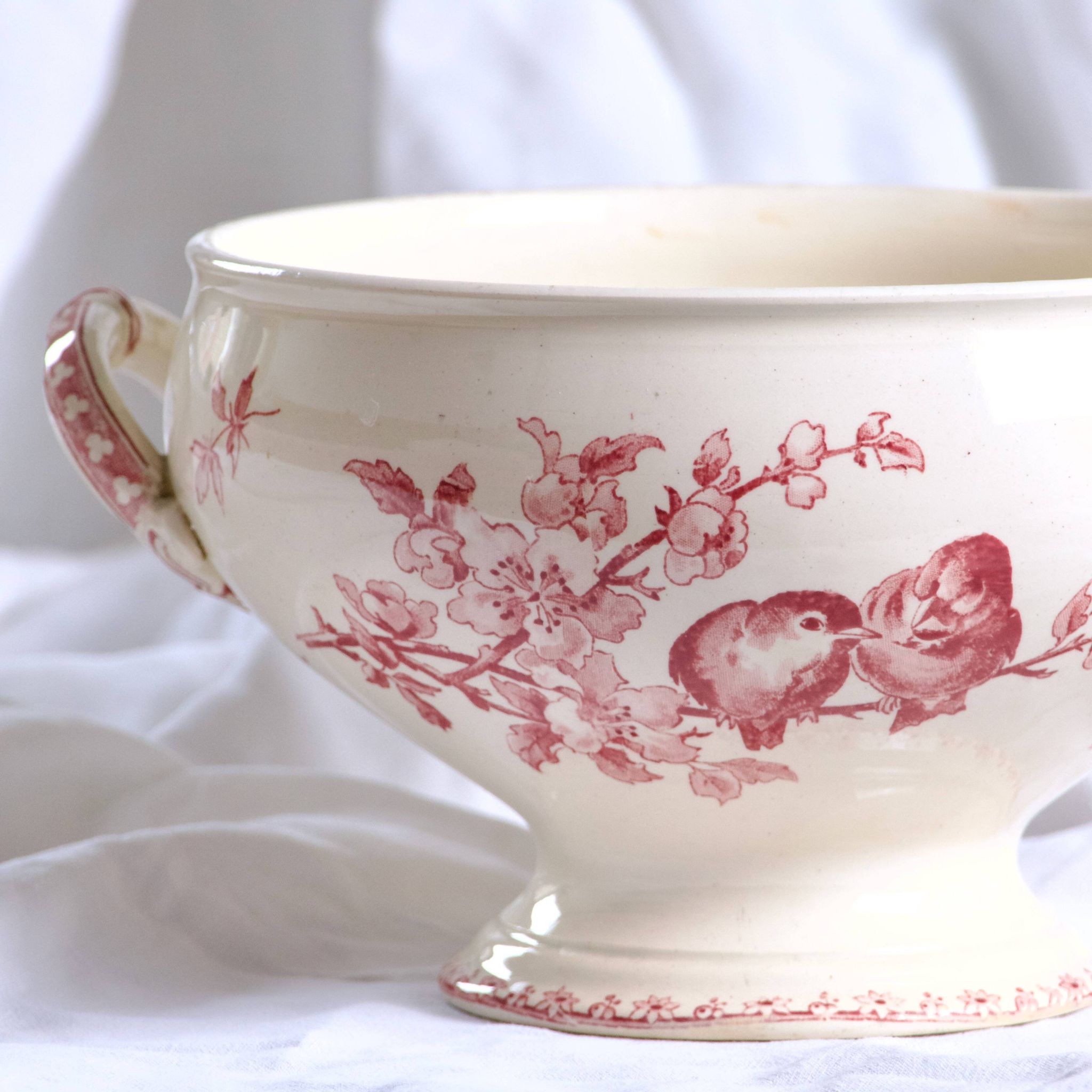 Salad bowl, soup tureen in pink ironware Sarreguemines "Favori" service, 19th century