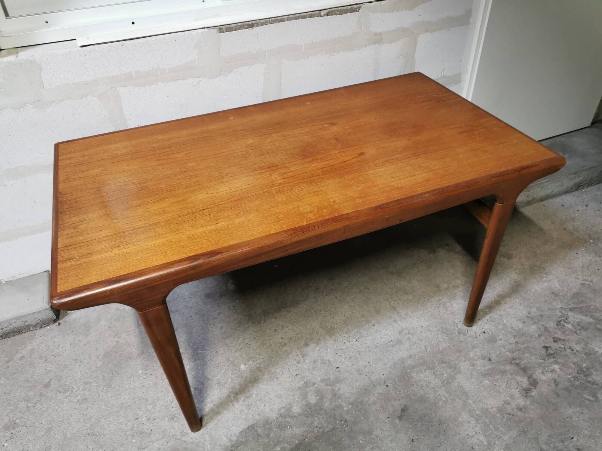 Vintage Scandinavian design table in Teak asymmetric extension by Johannes Andersen 1960