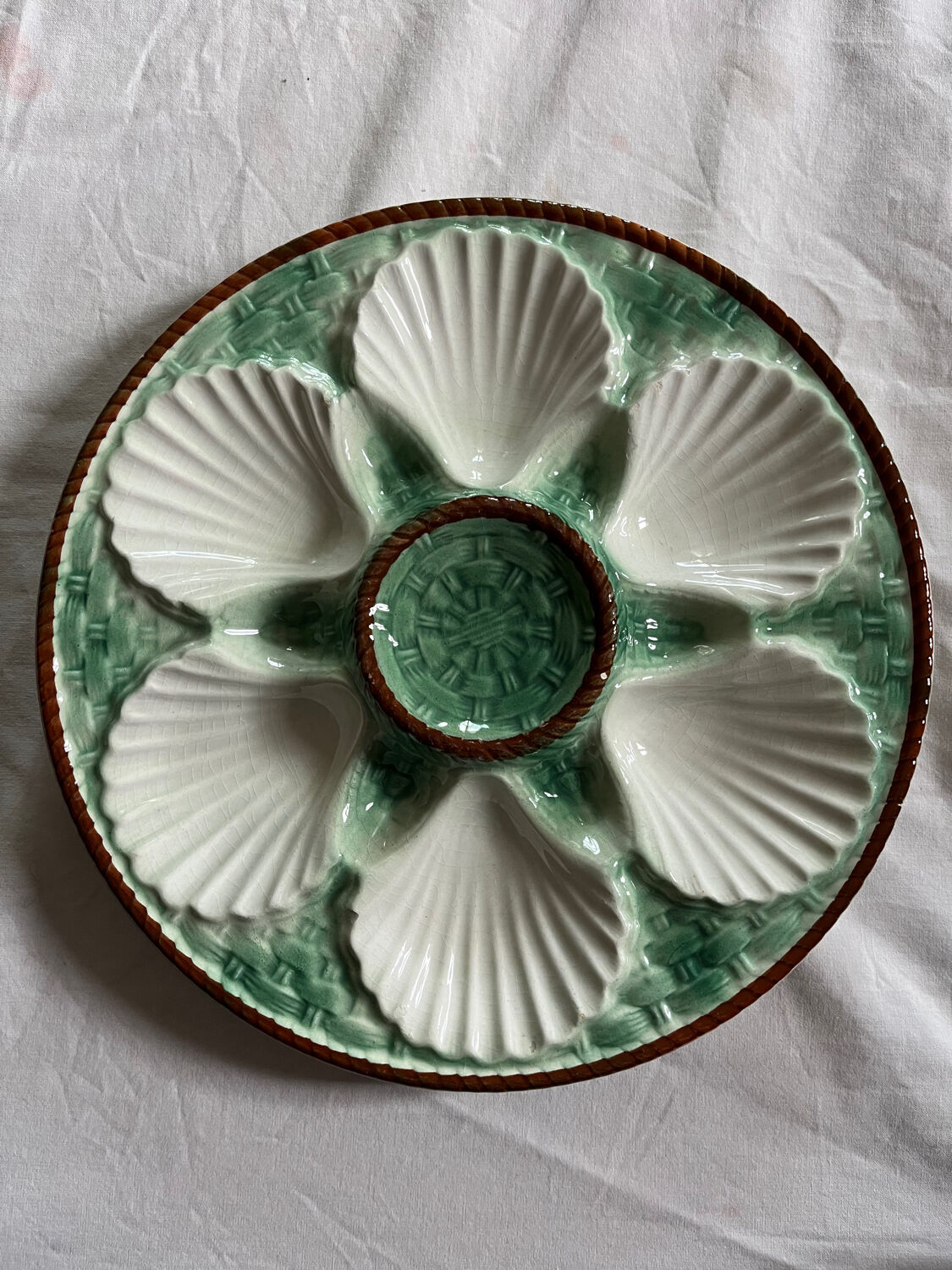 Lot d’assiettes à huîtres en barbotine