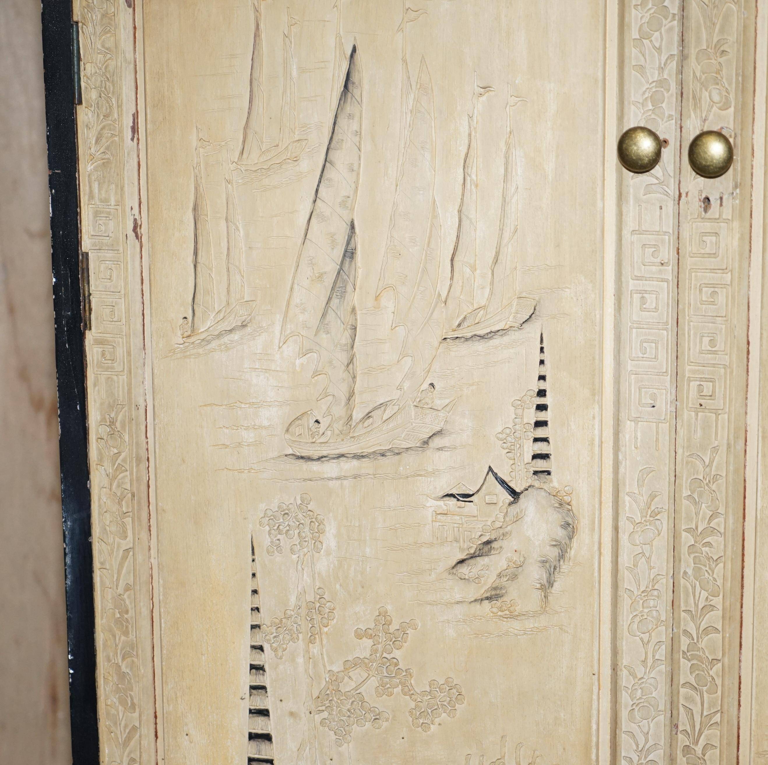 Armoire orientale chinoise en bois de camphre sculptée années 1920