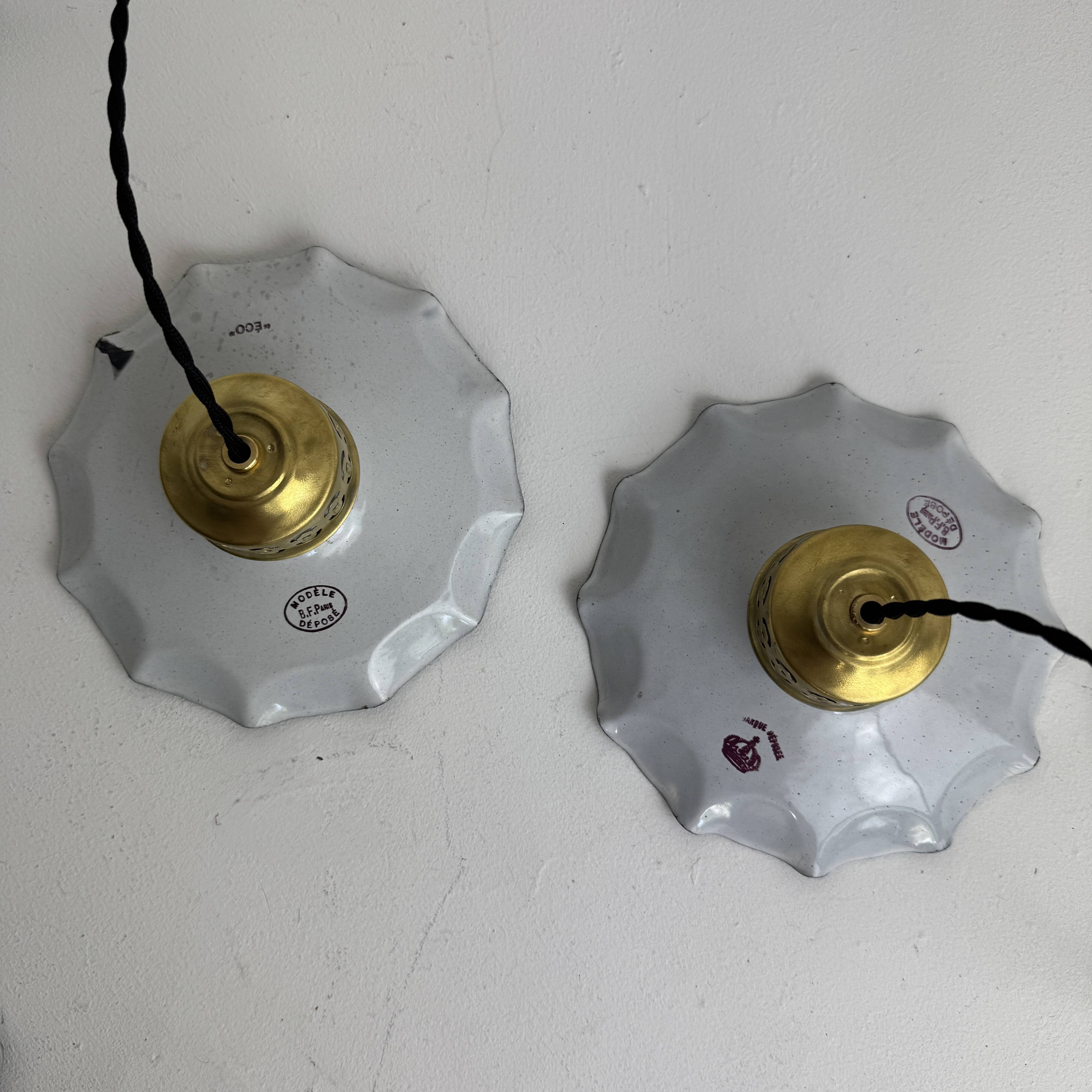 Paire d’anciennes petites suspensions emaillees