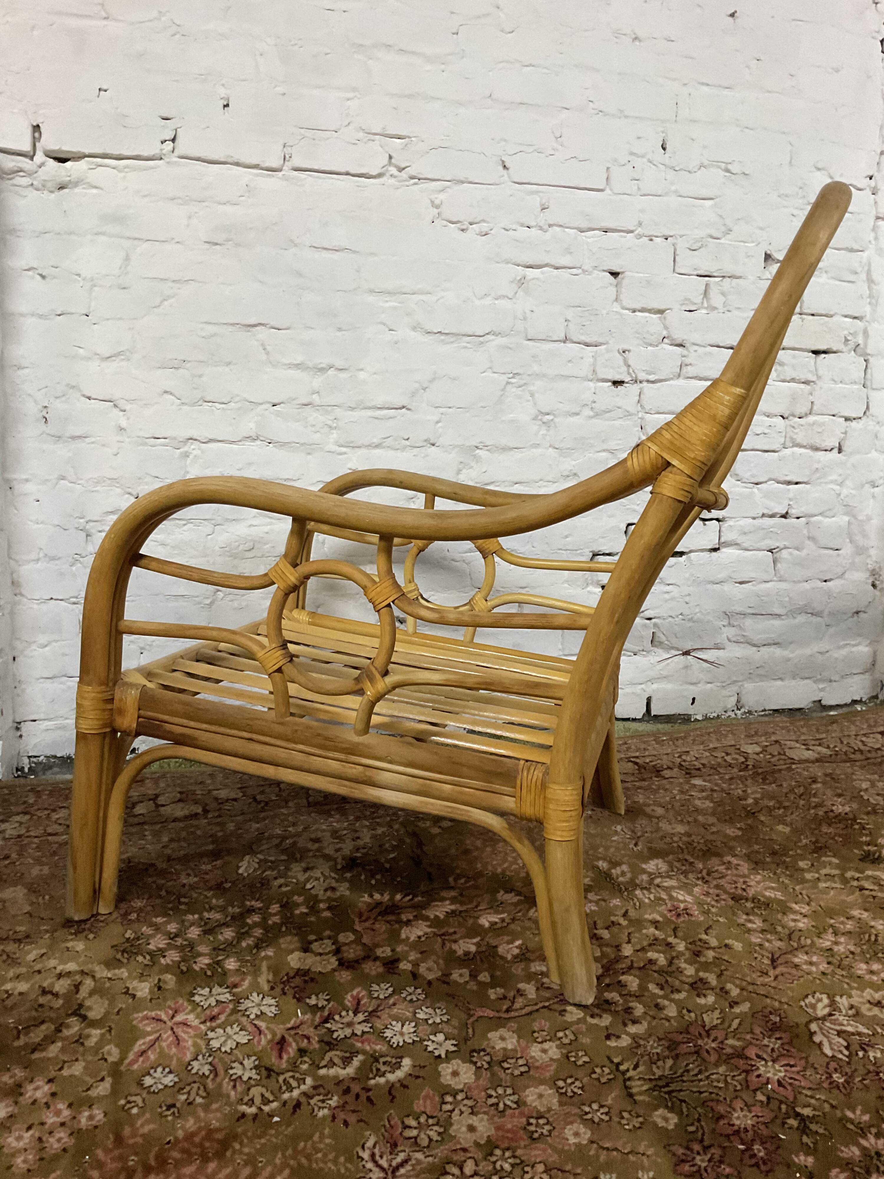 Fauteuil chauffeuse vintage en rotin des années 70