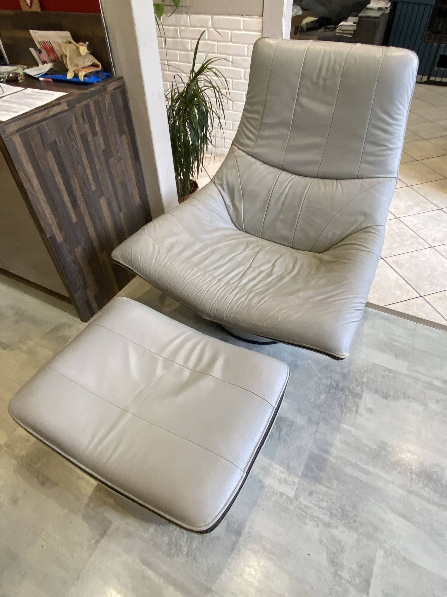 Swivel lounge chair ottoman footrest leather Mantis Gerard Van den Ber